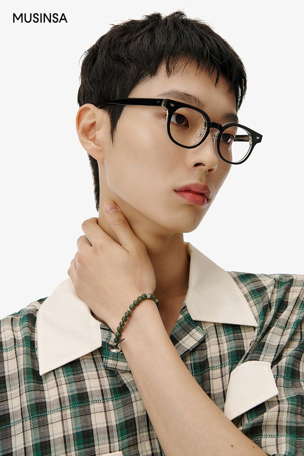 체크 패턴이 돋보이는 반소매 셔츠에 데님 팬츠를 매치하고 크로스 백으로 마무리한 캐주얼 룩 #컬러블록 #체크 #핀턱 #스티치 #여름 #캐주얼 #에디터_천만욱