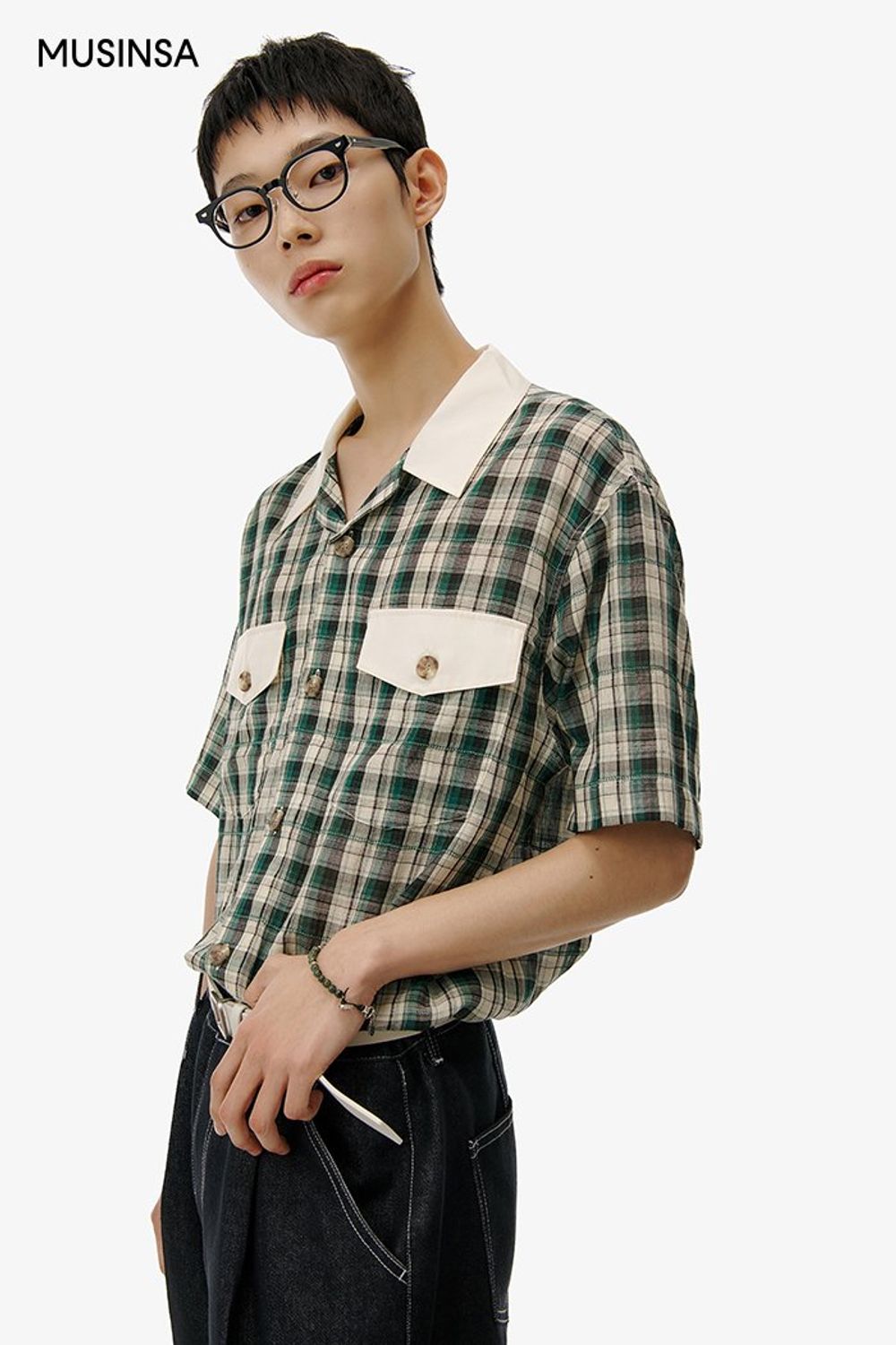 체크 패턴이 돋보이는 반소매 셔츠에 데님 팬츠를 매치하고 크로스 백으로 마무리한 캐주얼 룩 #컬러블록 #체크 #핀턱 #스티치 #여름 #캐주얼 #에디터_천만욱