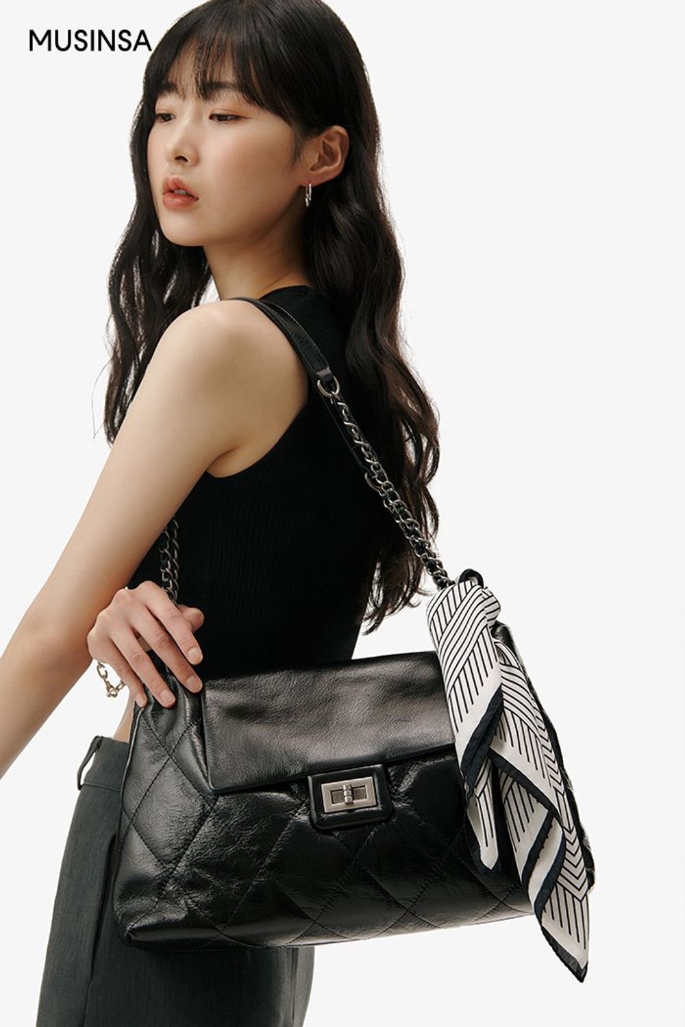 컷아웃 디테일이 돋보이는 탑에 맥시 스커트를 더해 연출한 시크 룩 #모노톤 #컷아웃 #여름 #시크 #크롭탑 #맥시스커트 #에디터_권준희