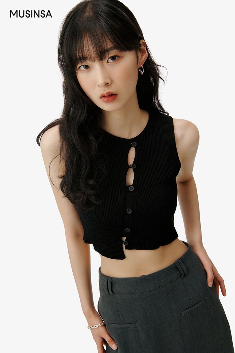 컷아웃 디테일이 돋보이는 탑에 맥시 스커트를 더해 연출한 시크 룩 #모노톤 #컷아웃 #여름 #시크 #크롭탑 #맥시스커트 #에디터_권준희