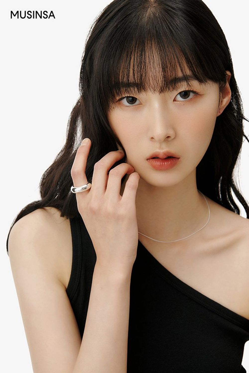 원 숄더 디자인의 탑에 레이어드 팬츠를 매치해 개성을 더한 시크 룩 #모노톤 #레이어드룩 #맥시 #언밸런스 #여름 #시크 #크롭탑 #원숄더탑 #에디터_권준희