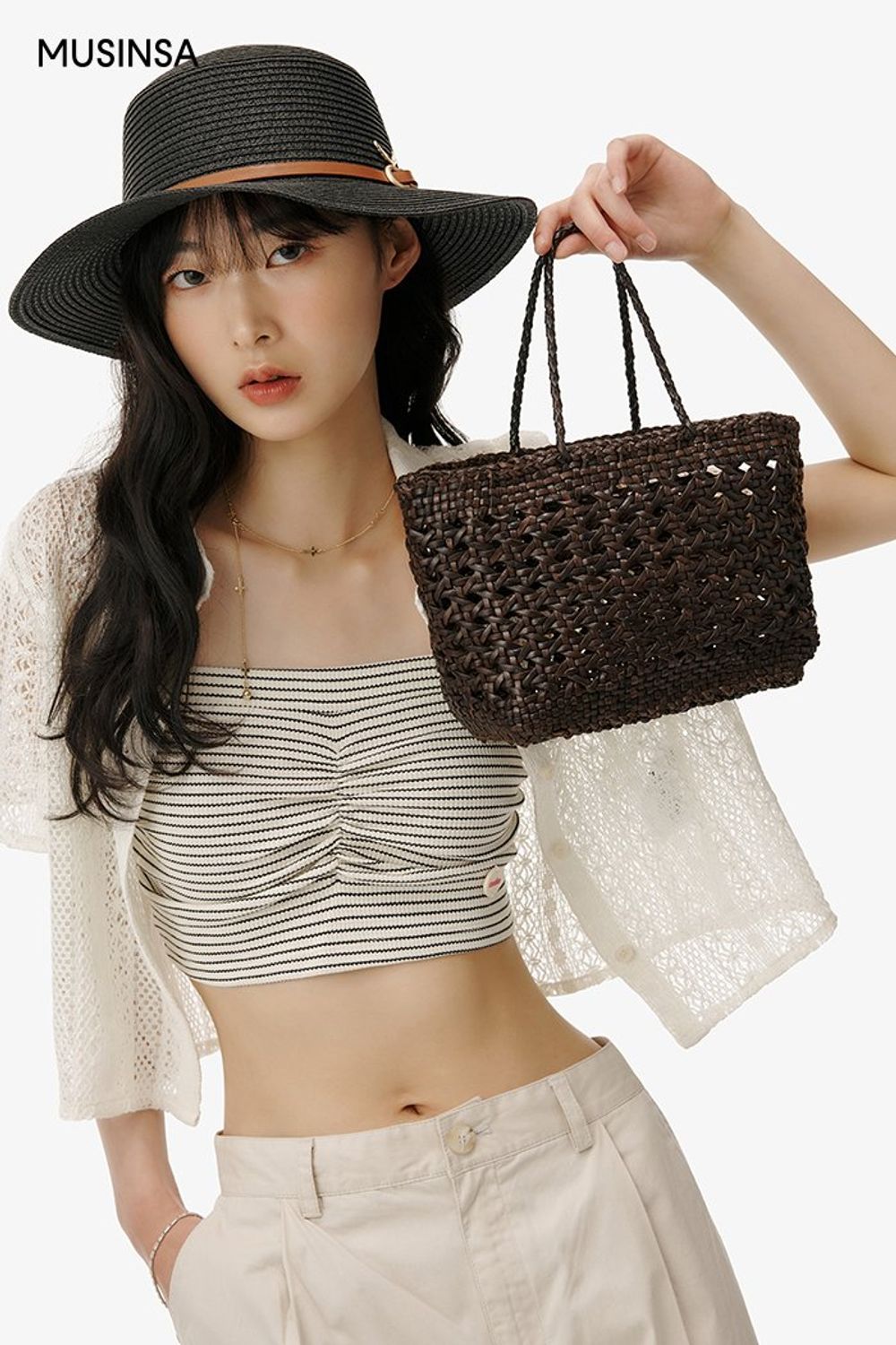 크로셰 셔츠에 카고 팬츠를 매치한 후 보터로 포인트를 준 스타일링 #뉴트럴톤 #리조트룩 #여름 #로맨틱 #카고팬츠 #바캉스룩 #라피아햇 #여행룩 #라피아백 #에디터_권준희