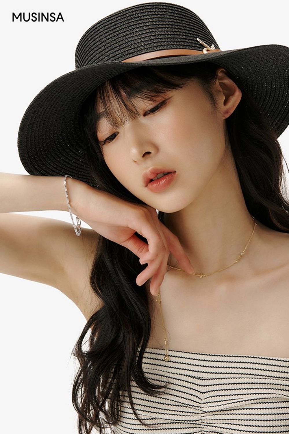크로셰 셔츠에 카고 팬츠를 매치한 후 보터로 포인트를 준 스타일링 #뉴트럴톤 #리조트룩 #여름 #로맨틱 #카고팬츠 #바캉스룩 #라피아햇 #여행룩 #라피아백 #에디터_권준희
