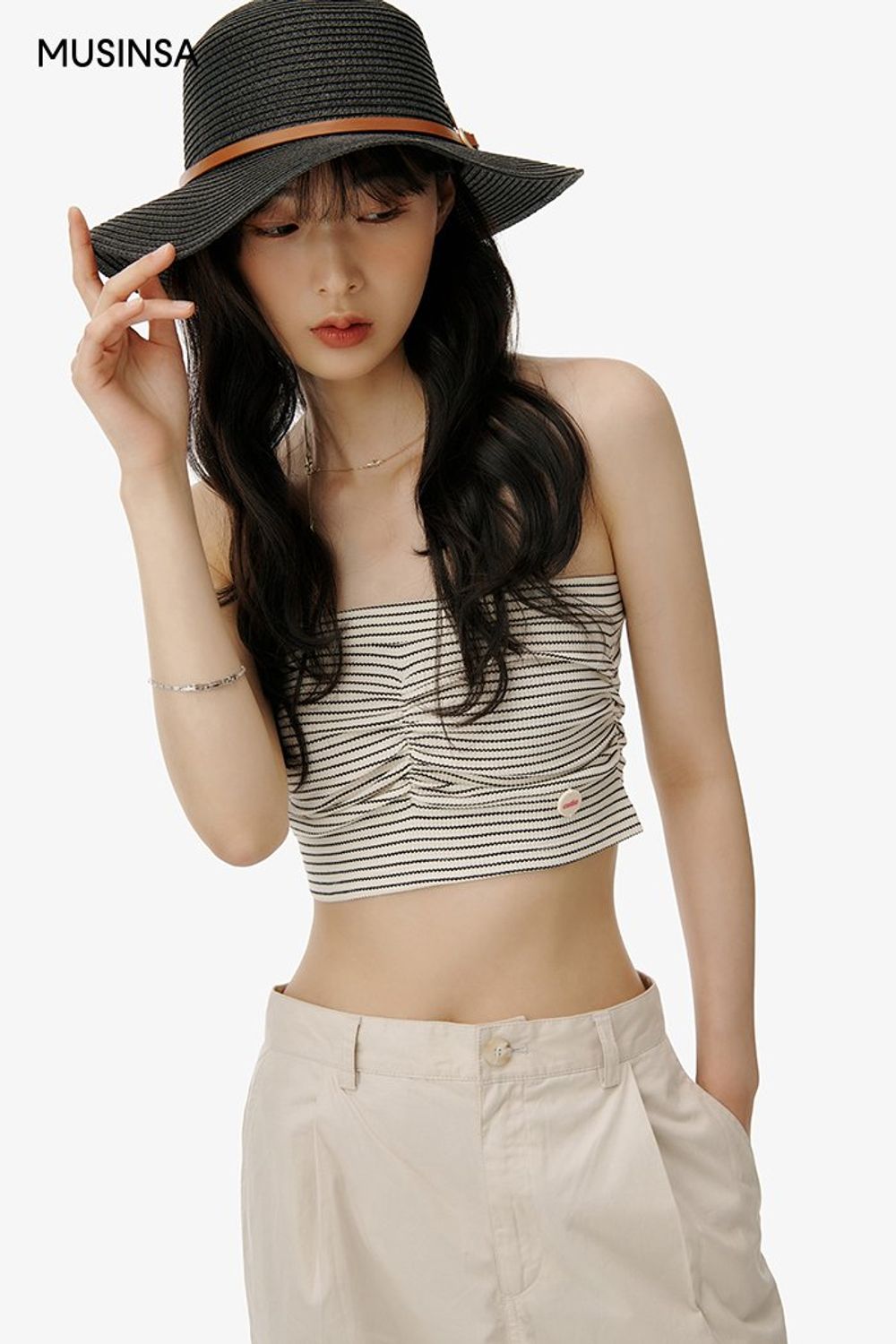 크로셰 셔츠에 카고 팬츠를 매치한 후 보터로 포인트를 준 스타일링 #뉴트럴톤 #리조트룩 #여름 #로맨틱 #카고팬츠 #바캉스룩 #라피아햇 #여행룩 #라피아백 #에디터_권준희
