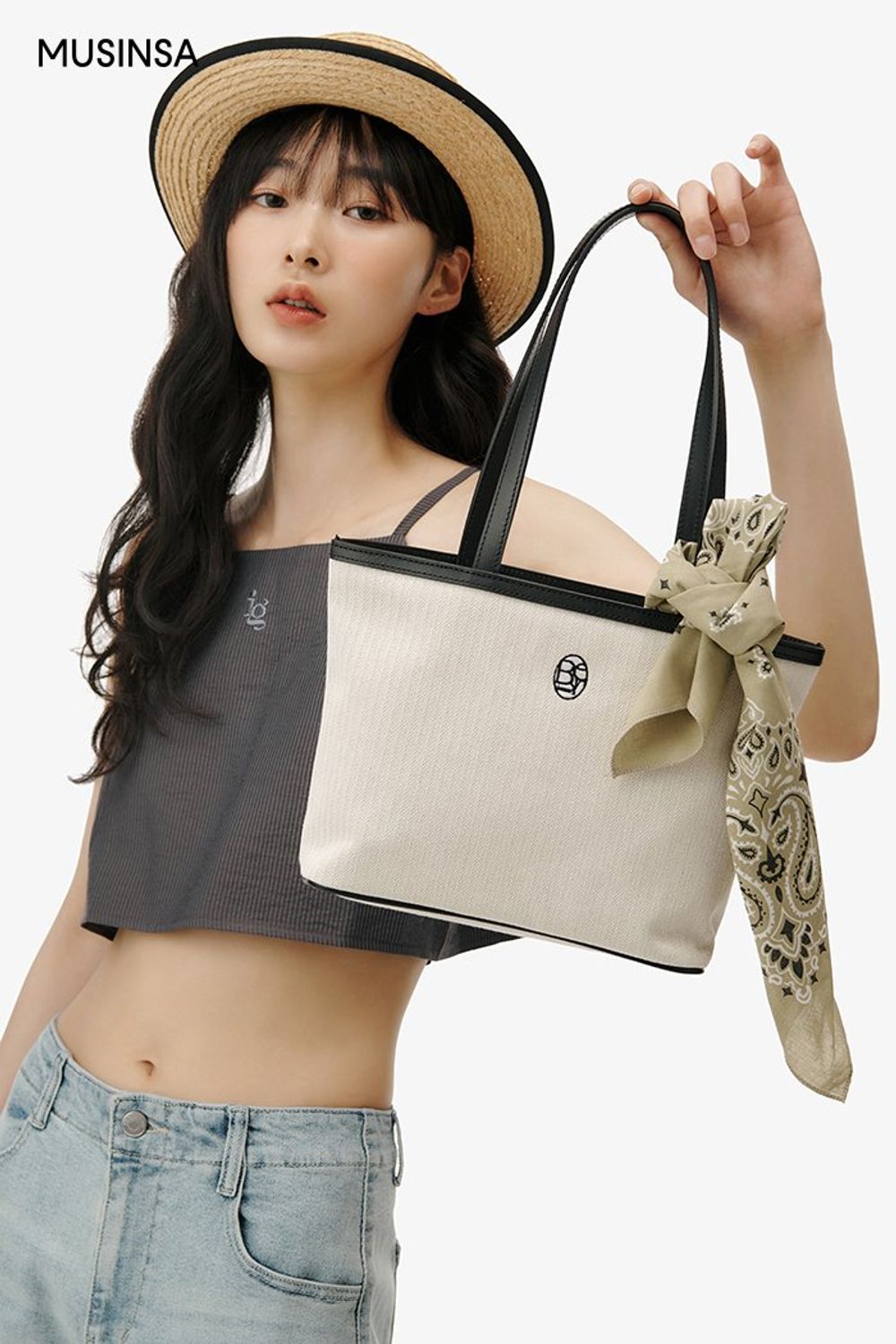 백리스 탑에 데님 팬츠를 더한 후 보터로 마무리한 캐주얼 룩 #키높이 #여름 #캐주얼 #워싱데님 #바캉스룩 #여행룩 #백리스 #에디터_권준희