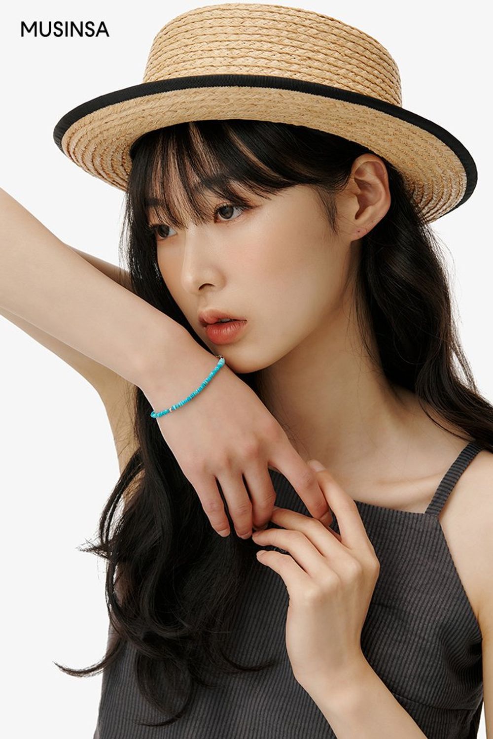 백리스 탑에 데님 팬츠를 더한 후 보터로 마무리한 캐주얼 룩 #키높이 #여름 #캐주얼 #워싱데님 #바캉스룩 #여행룩 #백리스 #에디터_권준희