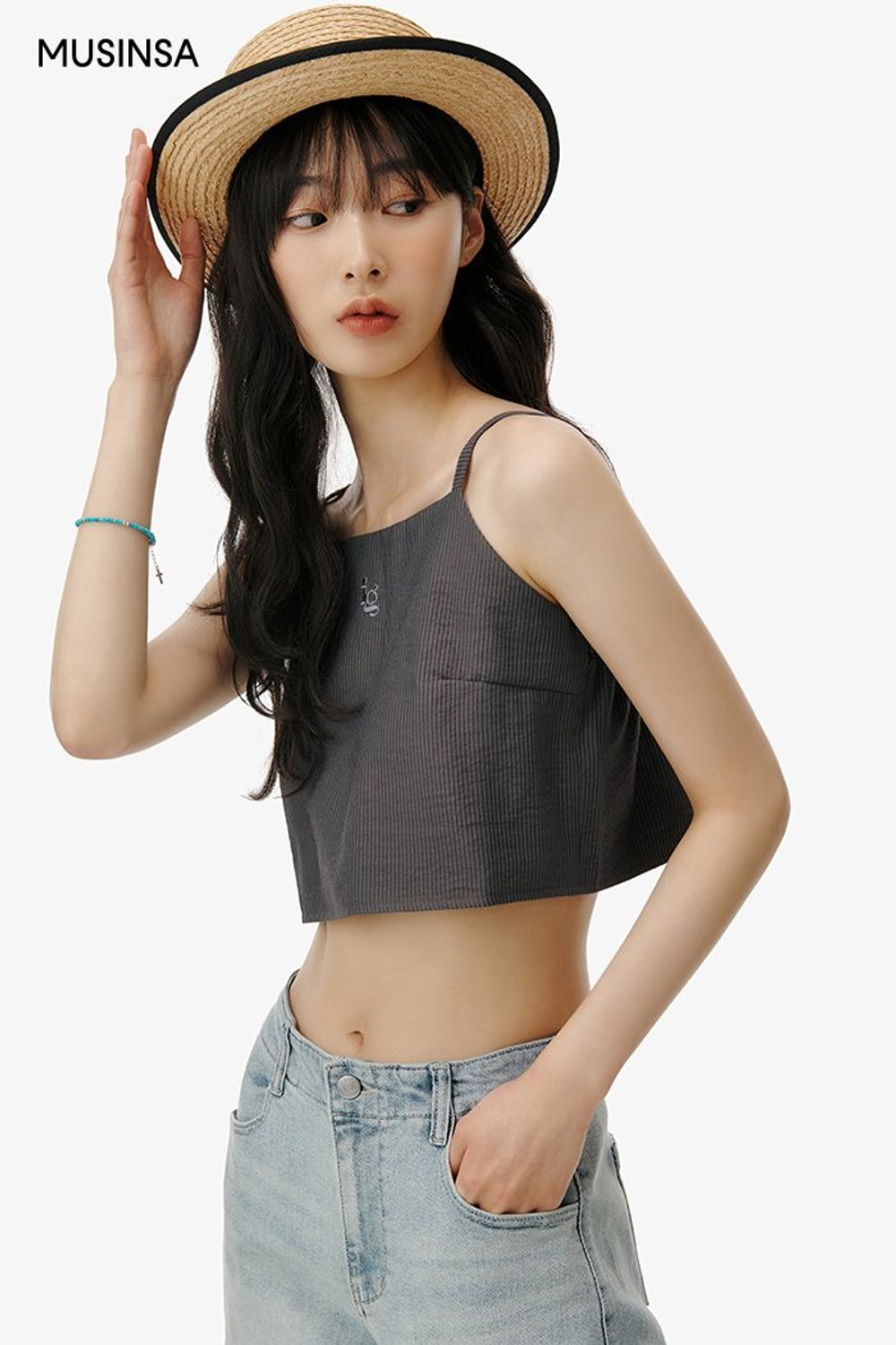 백리스 탑에 데님 팬츠를 더한 후 보터로 마무리한 캐주얼 룩 #키높이 #여름 #캐주얼 #워싱데님 #바캉스룩 #여행룩 #백리스 #에디터_권준희