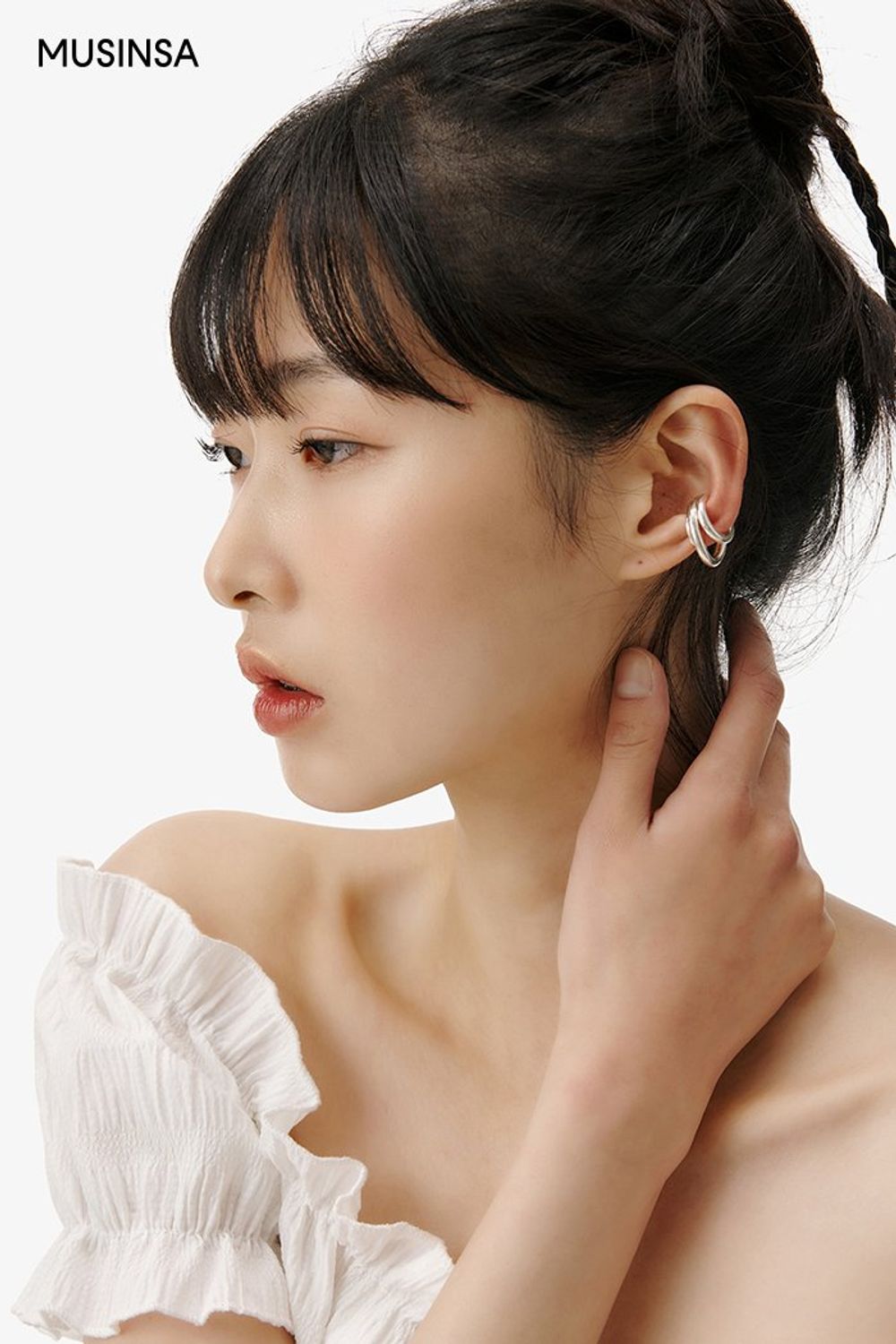 화이트 셔링 블라우스에 와이드 팬츠를 매치한 후 뮬로 마무리한 로맨틱 룩 #올화이트 #레이어드룩 #여름 #로맨틱 #데이트룩 #크롭탑 #크롭블라우스 #셔링블라우스 #에디터_권준희