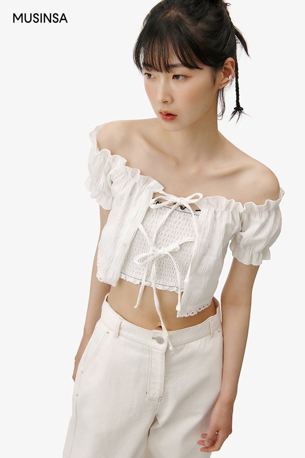 화이트 셔링 블라우스에 와이드 팬츠를 매치한 후 뮬로 마무리한 로맨틱 룩 #올화이트 #레이어드룩 #여름 #로맨틱 #데이트룩 #크롭탑 #크롭블라우스 #셔링블라우스 #에디터_권준희