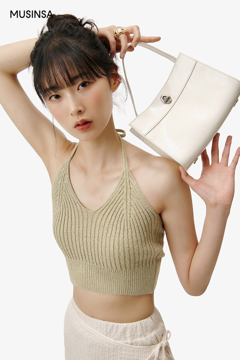 그린 홀터넥 탑에 레이어드 팬츠를 매치한 시크 룩 #여름 #시크 #크롭탑 #슬릿팬츠 #플리츠팬츠 #레이어드팬츠 #랩스커트팬츠 #홀터넥탑 #에디터_권준희