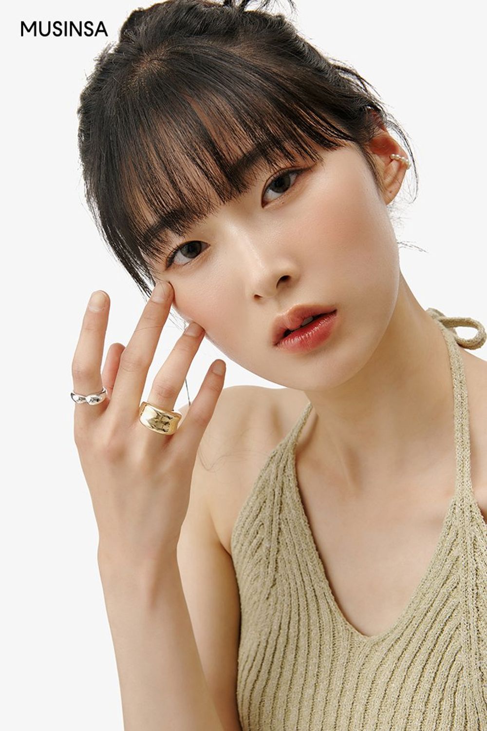 그린 홀터넥 탑에 레이어드 팬츠를 매치한 시크 룩 #여름 #시크 #크롭탑 #슬릿팬츠 #플리츠팬츠 #레이어드팬츠 #랩스커트팬츠 #홀터넥탑 #에디터_권준희
