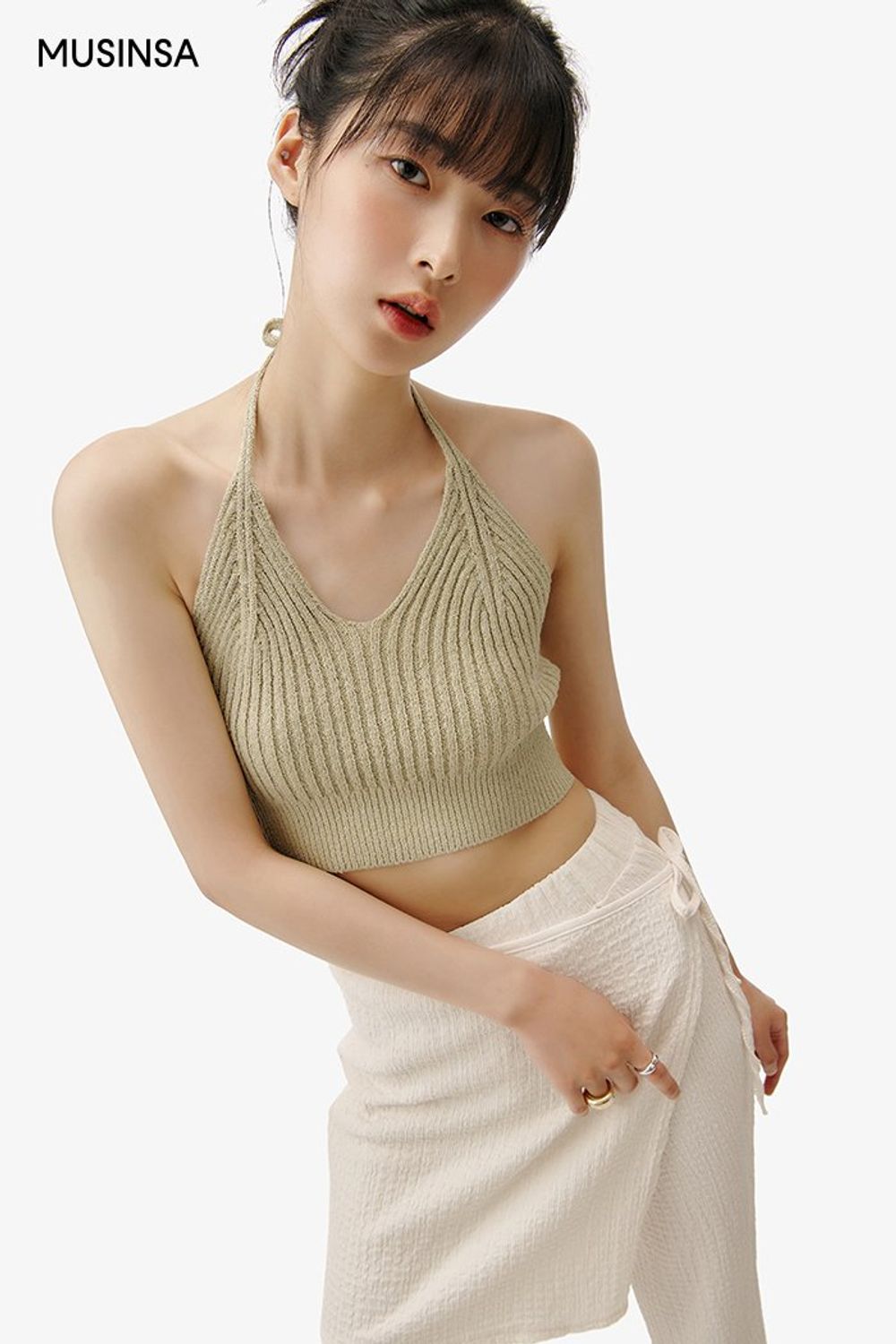 그린 홀터넥 탑에 레이어드 팬츠를 매치한 시크 룩 #여름 #시크 #크롭탑 #슬릿팬츠 #플리츠팬츠 #레이어드팬츠 #랩스커트팬츠 #홀터넥탑 #에디터_권준희