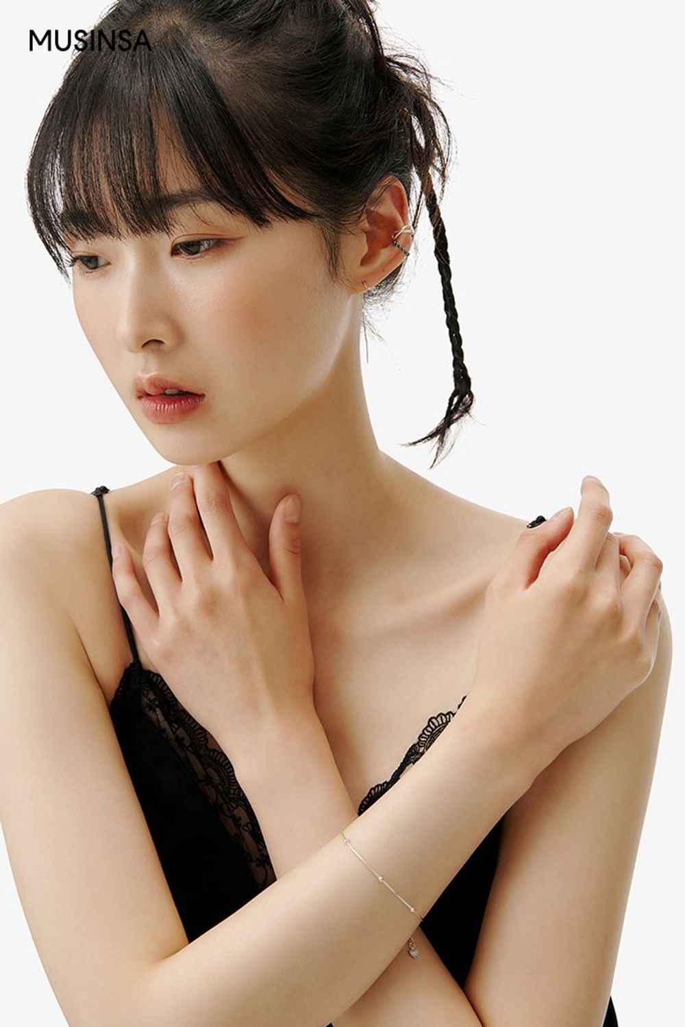 블랙 레이스 탑에 플라워 그래픽 팬츠를 매치해 연출한 시크 룩 #모노톤 #플라워 #키높이 #여름 #시크 #레이스탑 #그래픽팬츠 #에디터_권준희