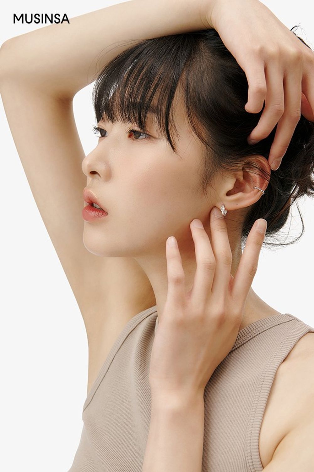 크롭 탑에 트랙 팬츠를 매치한 후 데님 플랫폼 슬라이드로 마무리한 캐주얼 룩 #꾸안꾸 #컬러블록 #키높이 #여름 #캐주얼 #크롭탑 #에디터_권준희