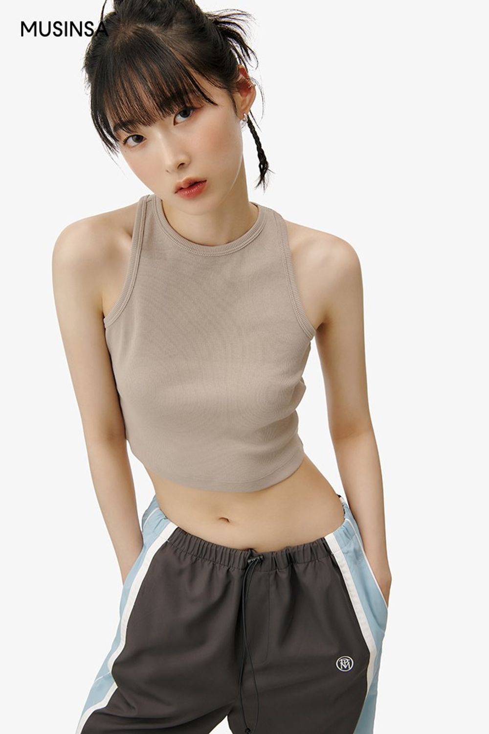 크롭 탑에 트랙 팬츠를 매치한 후 데님 플랫폼 슬라이드로 마무리한 캐주얼 룩 #꾸안꾸 #컬러블록 #키높이 #여름 #캐주얼 #크롭탑 #에디터_권준희
