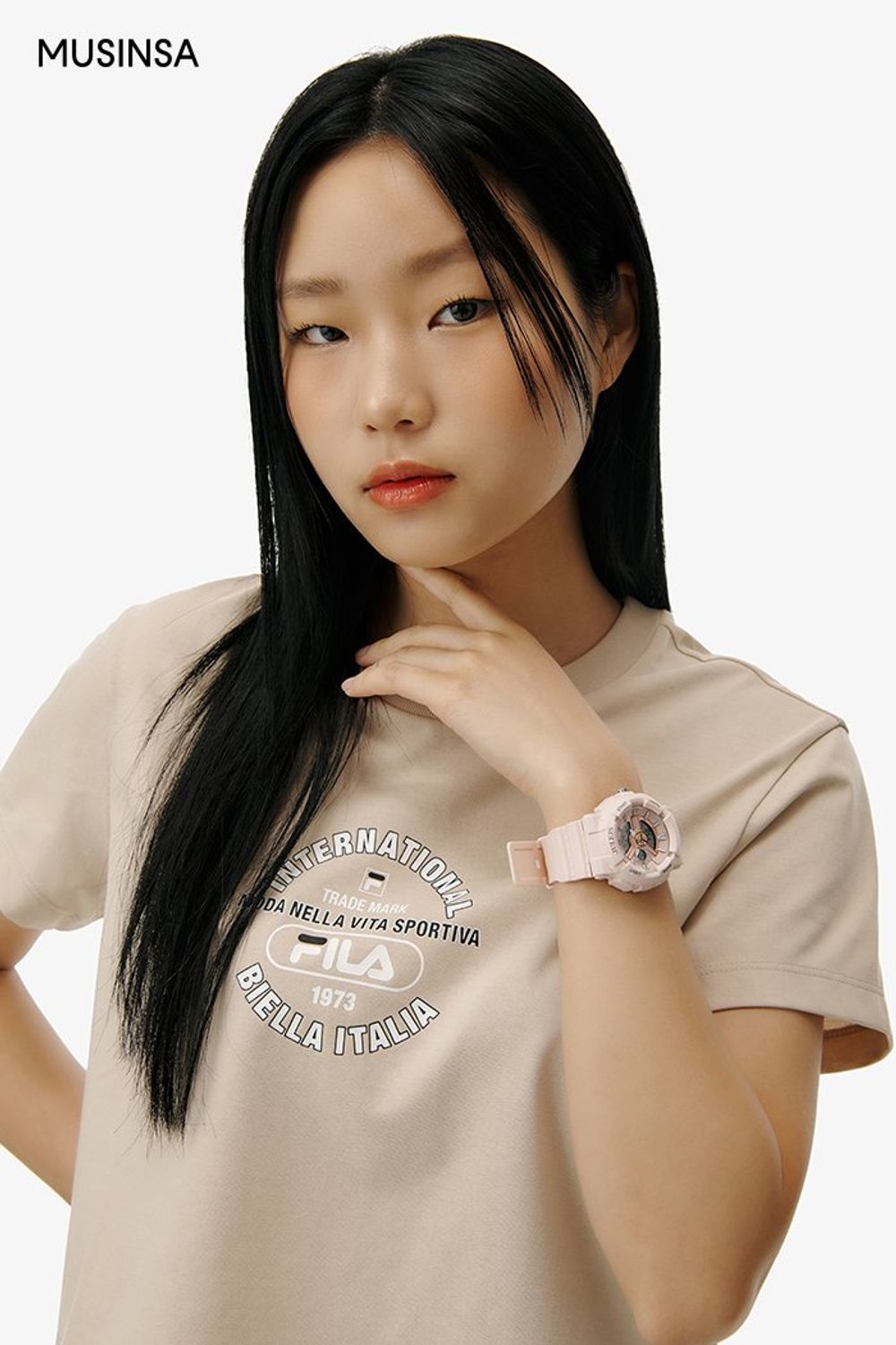 크롭 티셔츠와 레깅스, 스니커즈로 편안하게 완성한 스포츠 룩 #레터링 #애슬레저룩 #요가 #러닝 #크롭 #여름 #스포티 #스포츠 #스포티룩 #반소매티셔츠 #에디터_이다희