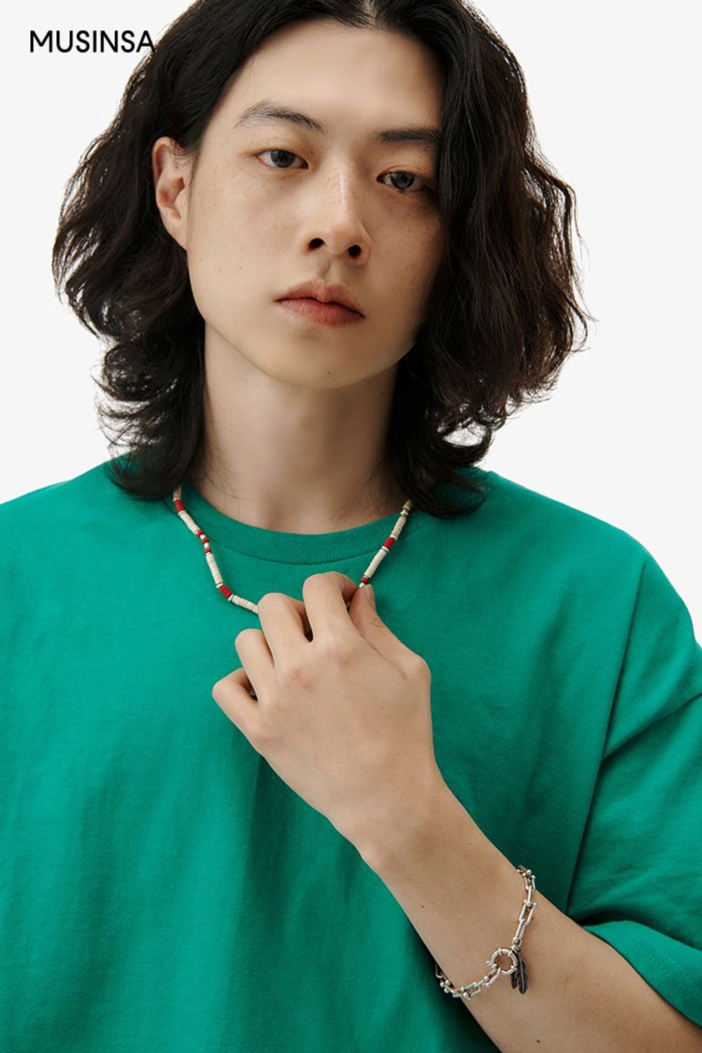 그린 컬러가 돋보이는 반소매 티셔츠에 스웨트 팬츠를 코디한 캐주얼 룩 #그래픽 #컬러포인트 #꾸안꾸 #원마일웨어 #여름 #캐주얼 #에디터_최고은