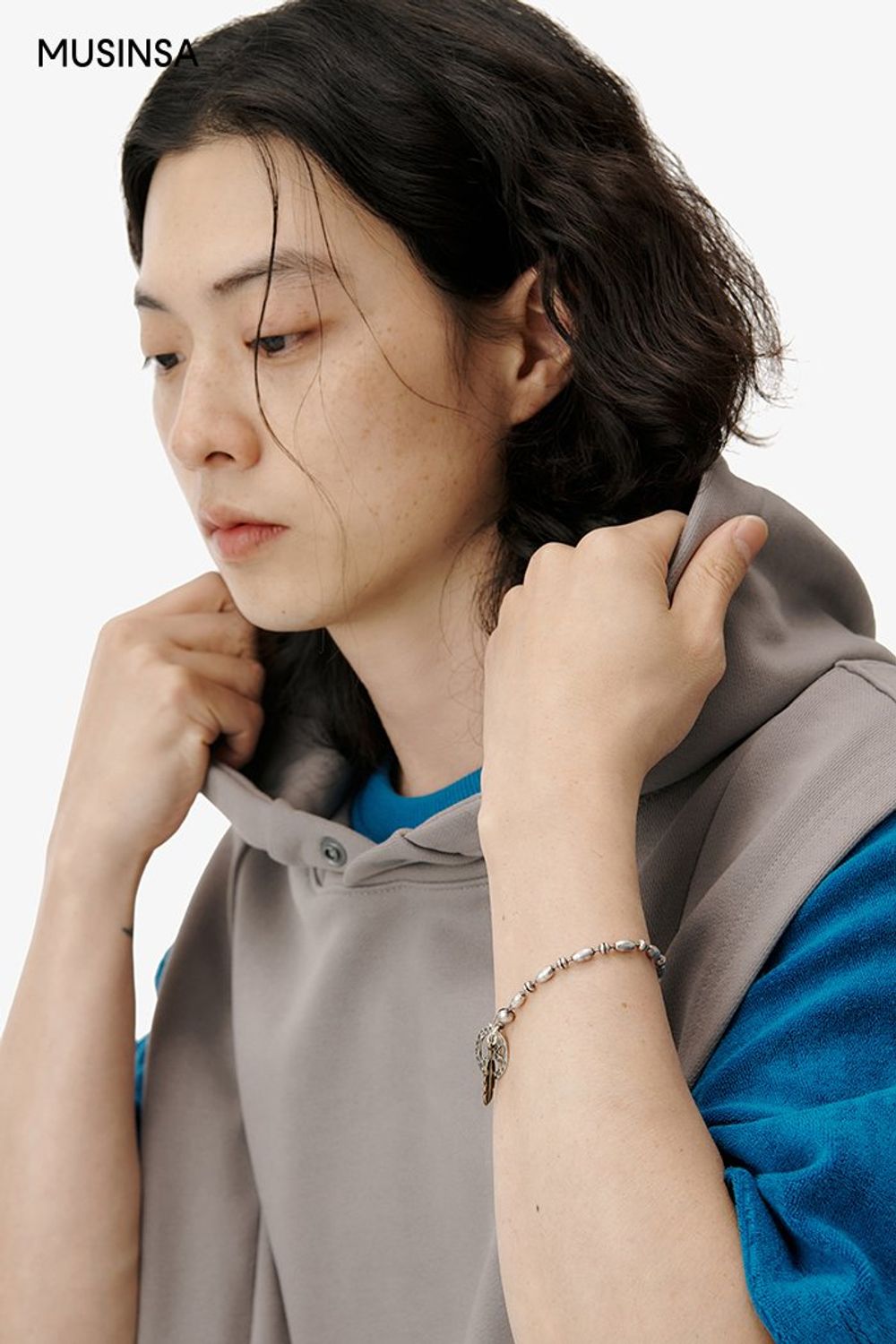 테리 소재 티셔츠에 베스트를 레이어드하고 데님 팬츠로 마무리한 코디네이션 #레이어드룩 #테리 #절개 #여름 #캐주얼 #투웨이팬츠 #에디터_최고은
