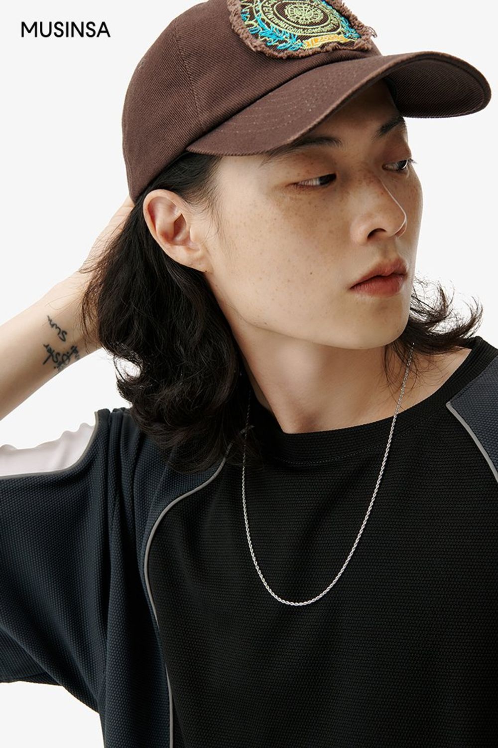 컬러 배색이 돋보이는 티셔츠에 숏 팬츠와 볼캡을 매치한 코디네이션 #힙합 #와이드핏 #컬러블록 #카고 #워싱 #자수 #여름 #스트릿 #메시 #에디터_최고은