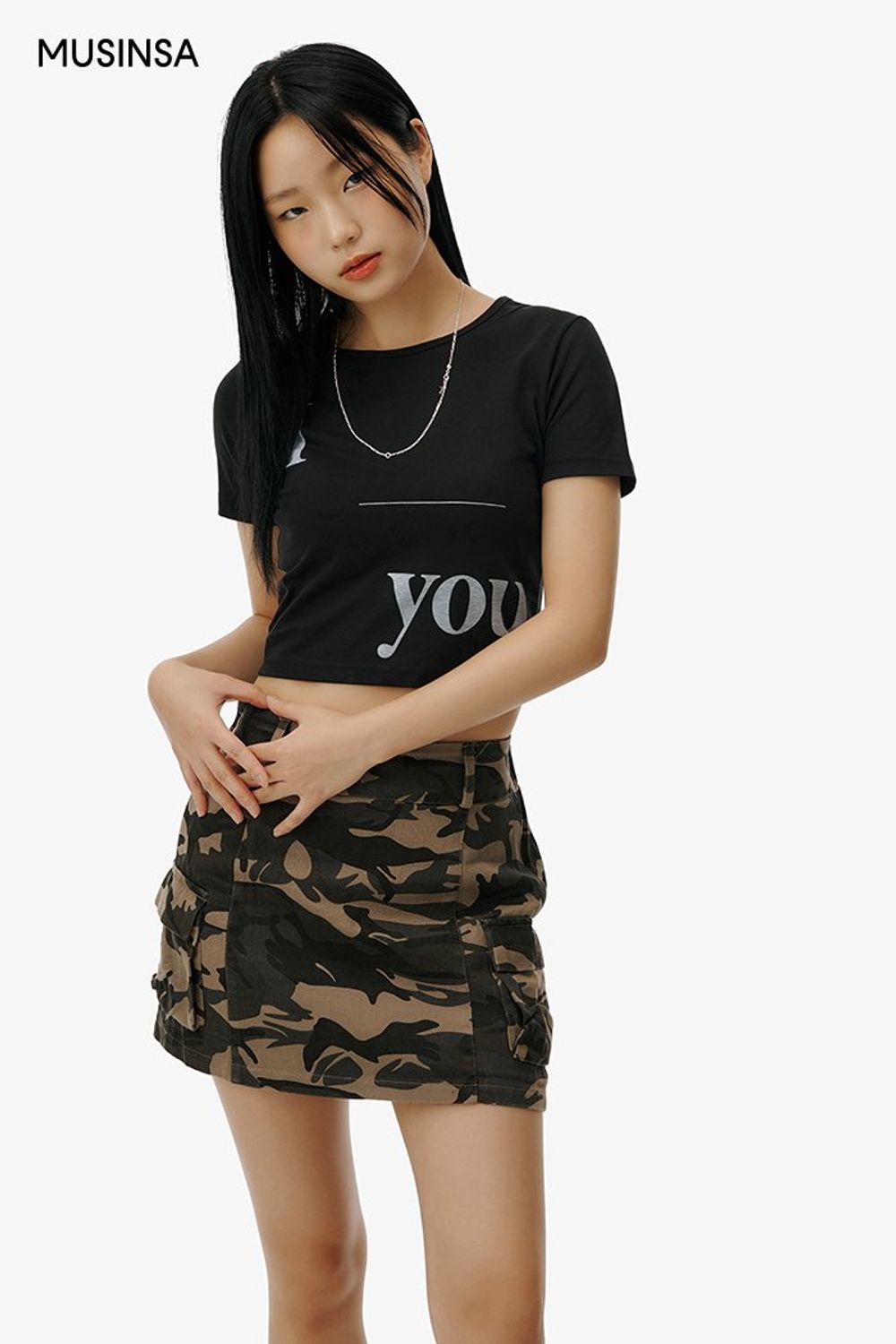 카무플라주 패턴의 미니스커트와 크롭 티셔츠로 꾸민 스트릿 코디네이션 #레터링 #카무플라주 #짧치 #카고 #크롭 #여름 #스트릿 #워커부츠 #반소매티셔츠 #에디터_이다희