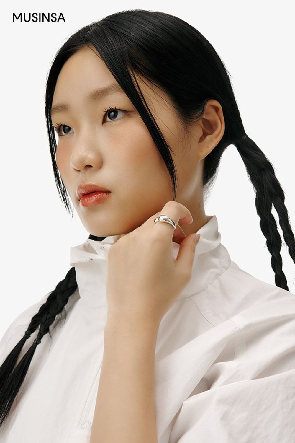 핑크 컬러가 돋보이는 카고 팬츠와 나일론 점퍼로 꾸민 캐주얼 룩 #화사한 #파스텔 #와이드핏 #카고 #여름 #캐주얼 #카고팬츠 #클로그 #나일론점퍼 #에디터_이다희