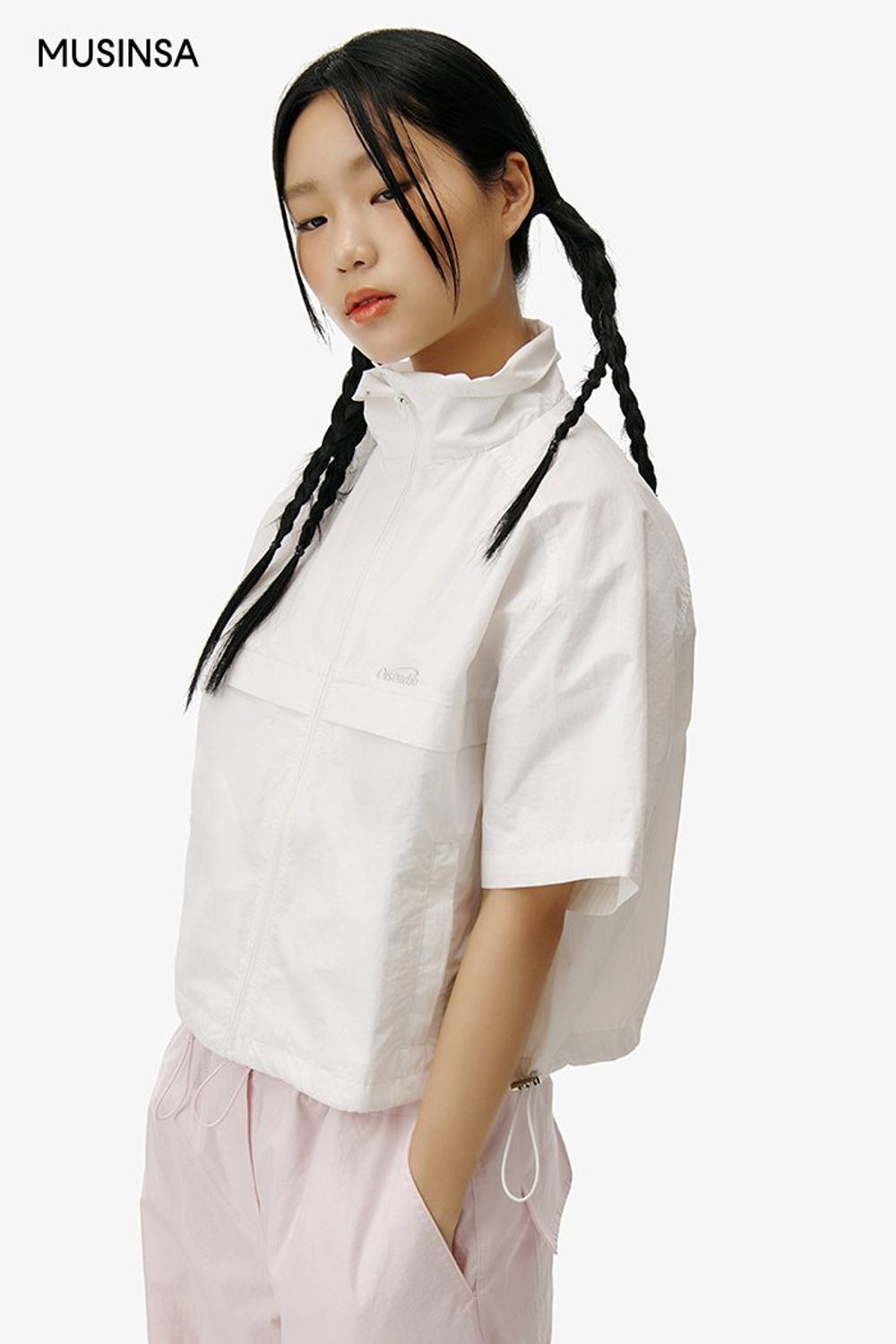 핑크 컬러가 돋보이는 카고 팬츠와 나일론 점퍼로 꾸민 캐주얼 룩 #화사한 #파스텔 #와이드핏 #카고 #여름 #캐주얼 #카고팬츠 #클로그 #나일론점퍼 #에디터_이다희