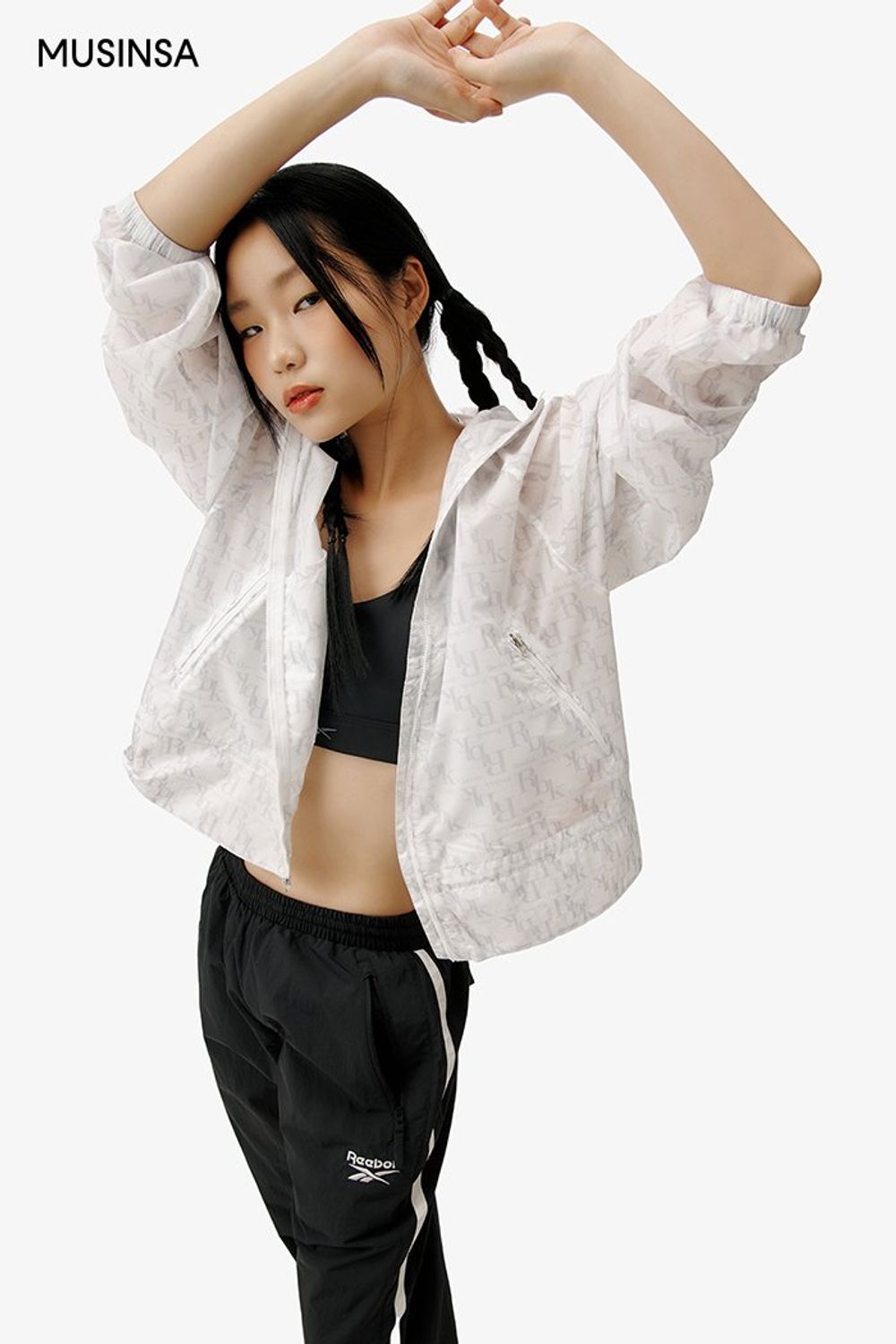 스포츠 브라 탑과 트레이닝팬츠를 매치하고 윈드브레이커로 마무리한 코디 #편안한 #모노톤 #애슬레저룩 #스포티 #심볼 #러닝 #여름 #스포츠 #윈드브레이커 #트레이닝팬츠 #에디터_이다희