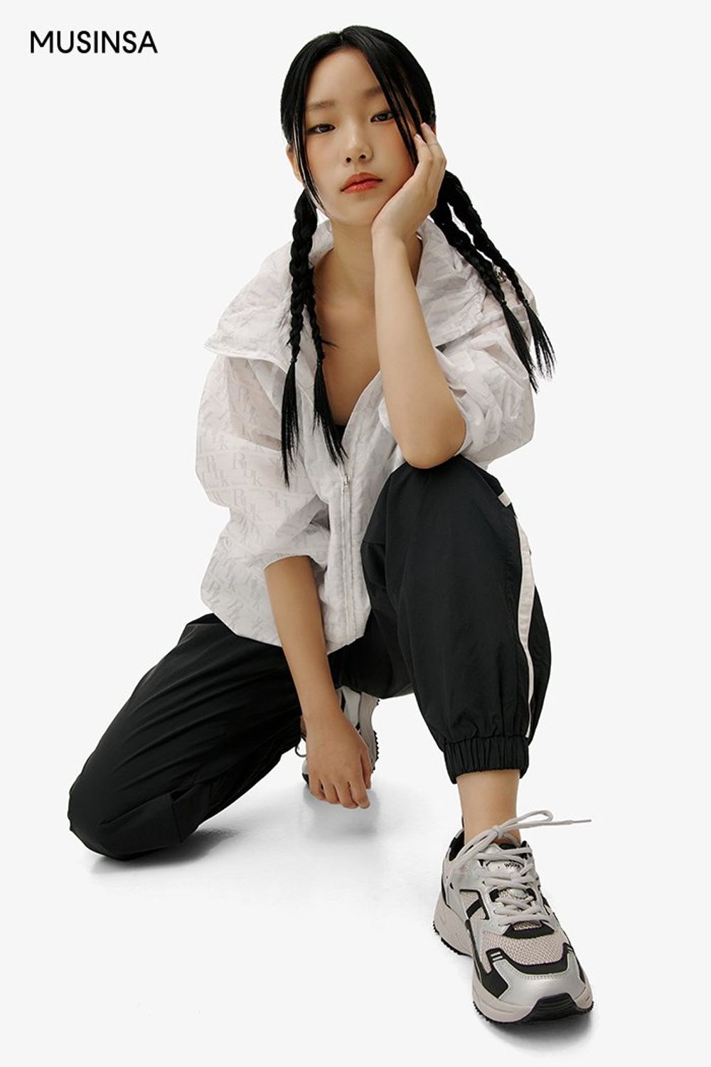 스포츠 브라 탑과 트레이닝팬츠를 매치하고 윈드브레이커로 마무리한 코디 #편안한 #모노톤 #애슬레저룩 #스포티 #심볼 #러닝 #여름 #스포츠 #윈드브레이커 #트레이닝팬츠 #에디터_이다희