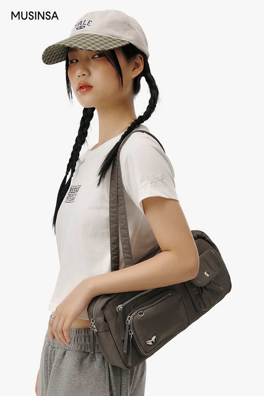 심플한 디자인의 반소매 티셔츠와 스웨트 팬츠로 연출한 꾸안꾸 룩 #편안한 #레터링 #컬러블록 #체크 #꾸안꾸 #키높이 #여름 #캐주얼 #스웨트팬츠 #반소매티셔츠 #에디터_이다희