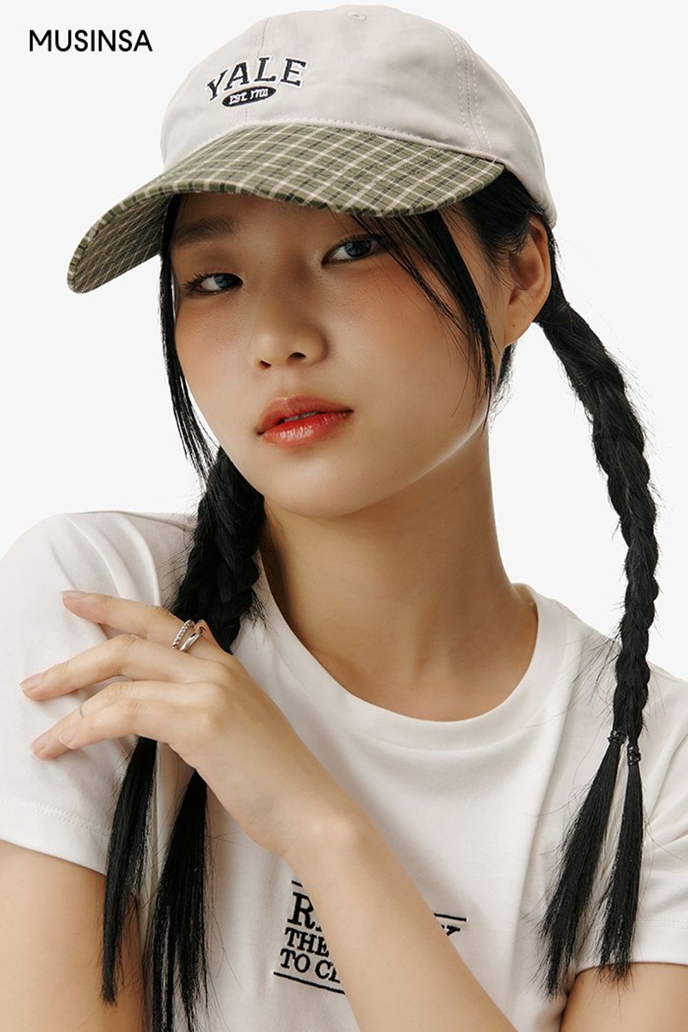 심플한 디자인의 반소매 티셔츠와 스웨트 팬츠로 연출한 꾸안꾸 룩 #편안한 #레터링 #컬러블록 #체크 #꾸안꾸 #키높이 #여름 #캐주얼 #스웨트팬츠 #반소매티셔츠 #에디터_이다희