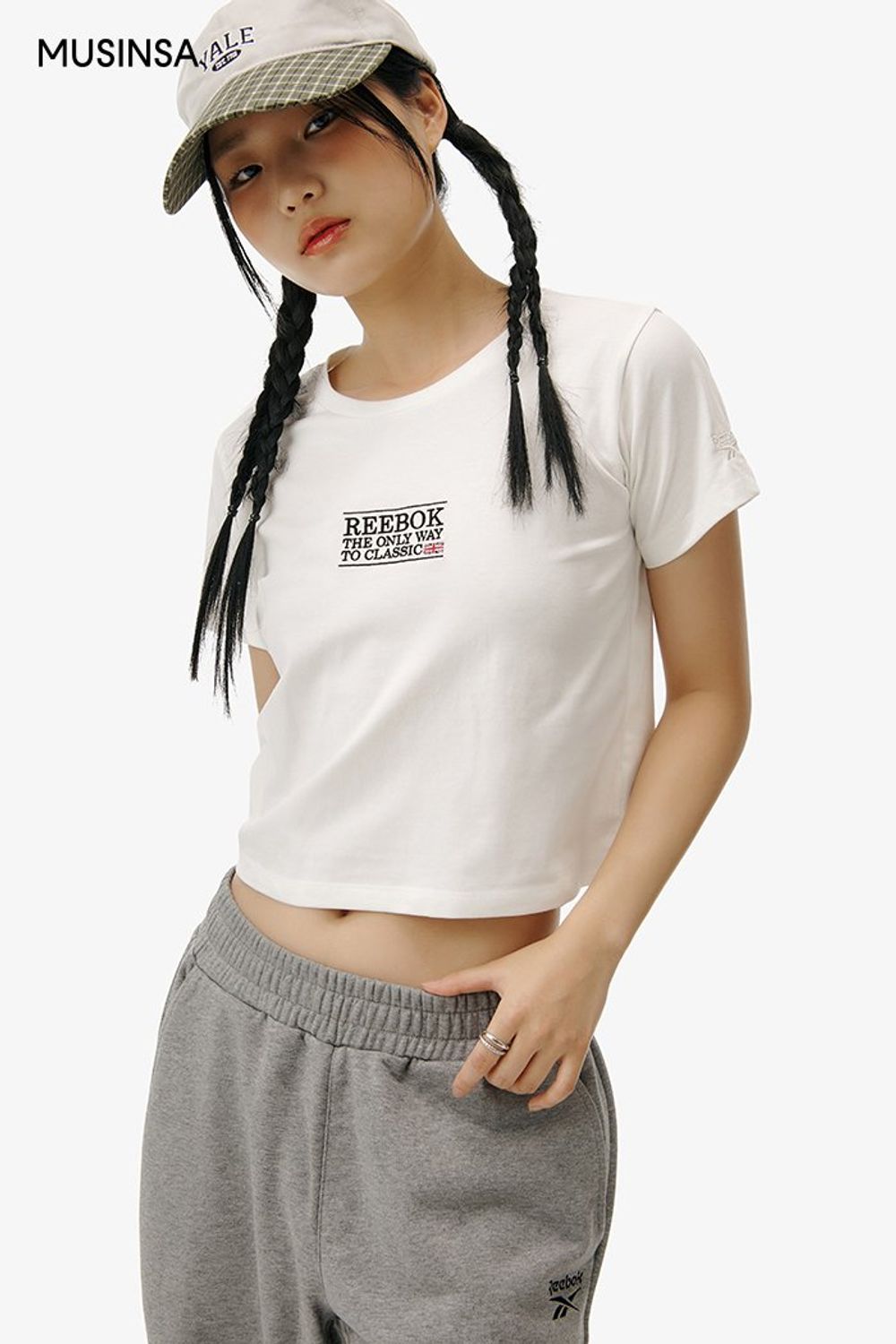 심플한 디자인의 반소매 티셔츠와 스웨트 팬츠로 연출한 꾸안꾸 룩 #편안한 #레터링 #컬러블록 #체크 #꾸안꾸 #키높이 #여름 #캐주얼 #스웨트팬츠 #반소매티셔츠 #에디터_이다희