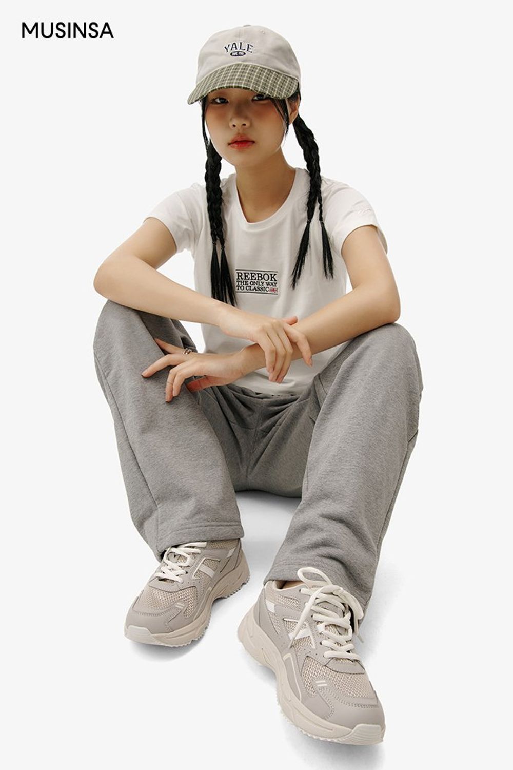 심플한 디자인의 반소매 티셔츠와 스웨트 팬츠로 연출한 꾸안꾸 룩 #편안한 #레터링 #컬러블록 #체크 #꾸안꾸 #키높이 #여름 #캐주얼 #스웨트팬츠 #반소매티셔츠 #에디터_이다희