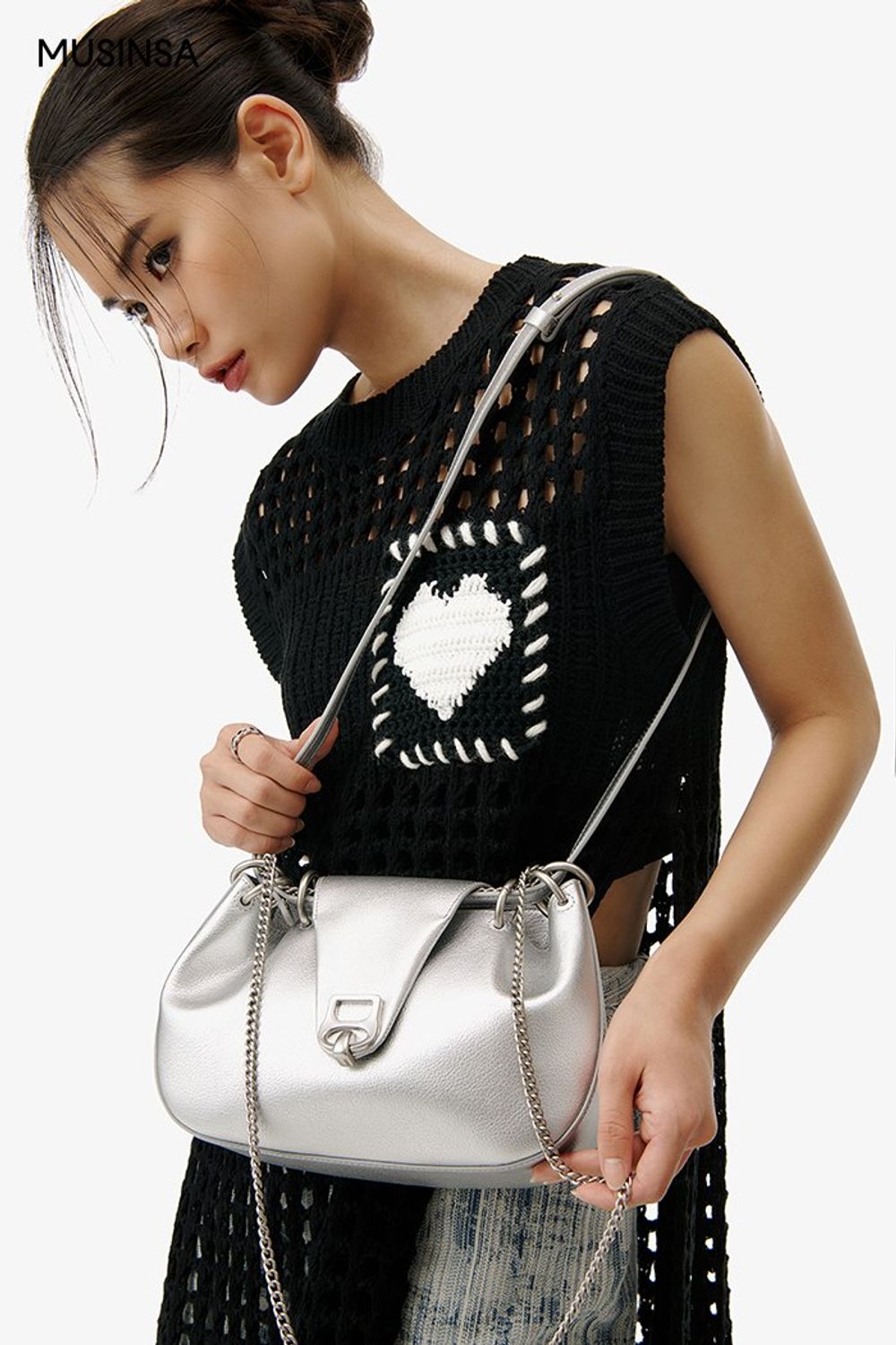 크로셰 원피스에 데님 팬츠를 레이어드한 시크 룩 #레이어드룩 #슬릿 #메탈릭 #여름 #시크 #에디터_이여름