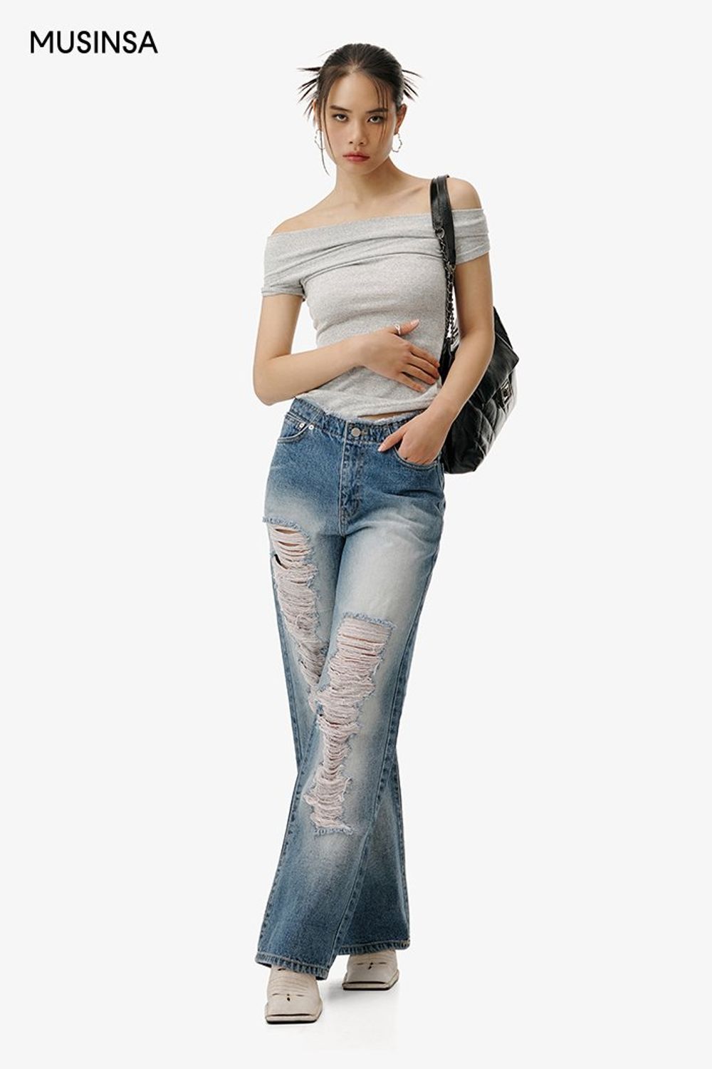 오프숄더 탑과 데님 팬츠로 연출한 시크 룩 #대미지 #여름 #시크 #에디터_이여름