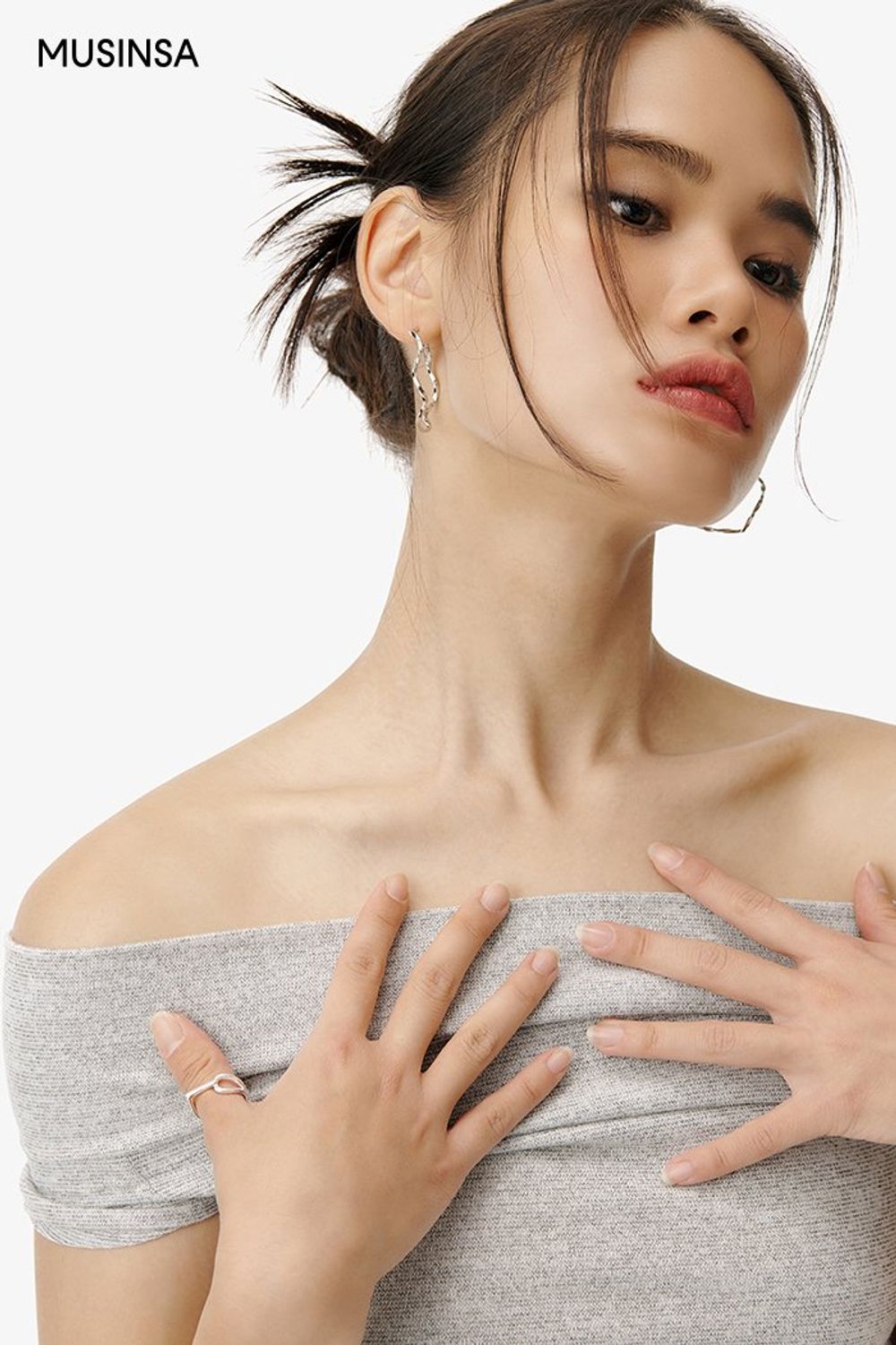 오프숄더 탑과 데님 팬츠로 연출한 시크 룩 #대미지 #여름 #시크 #에디터_이여름