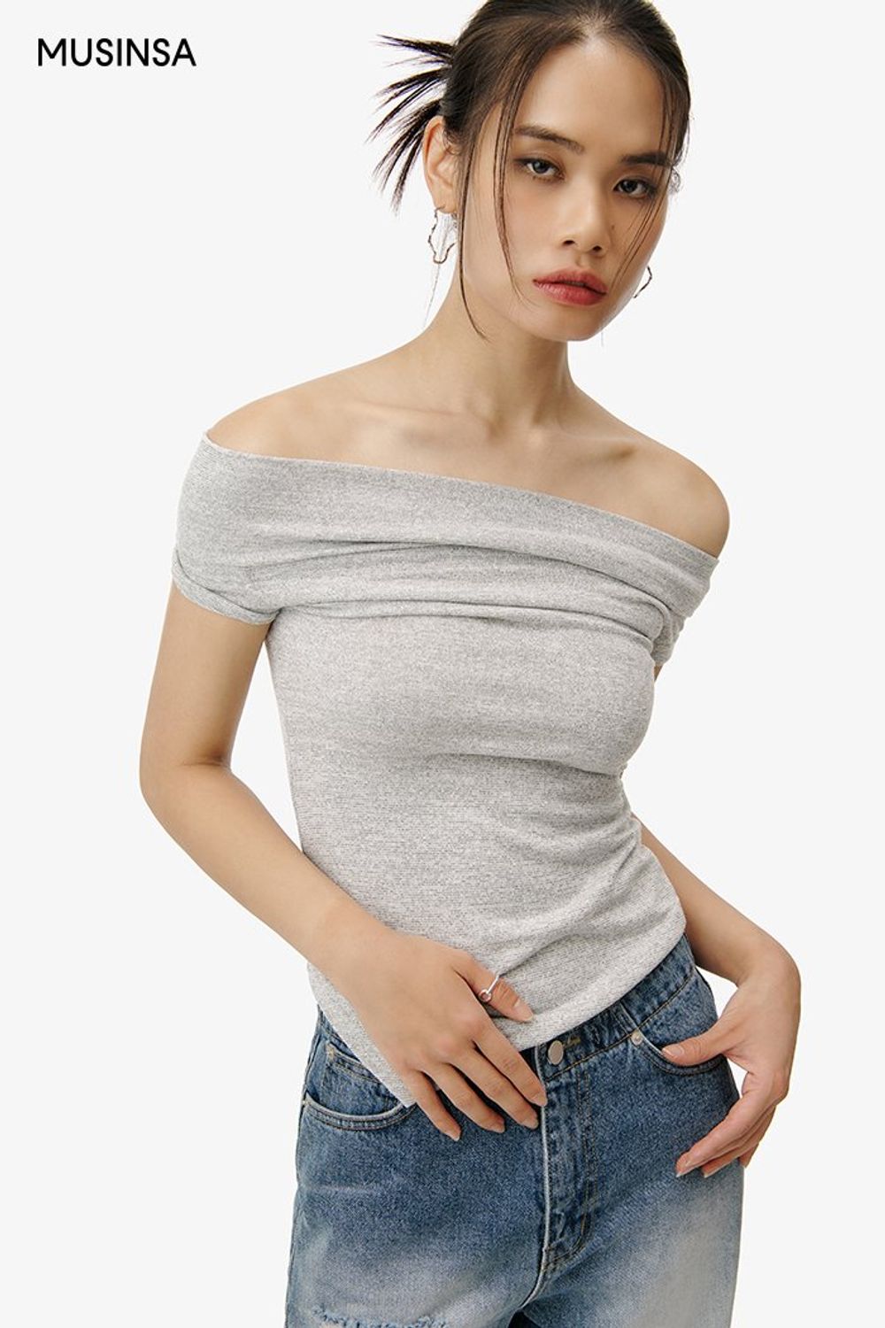 오프숄더 탑과 데님 팬츠로 연출한 시크 룩 #대미지 #여름 #시크 #에디터_이여름