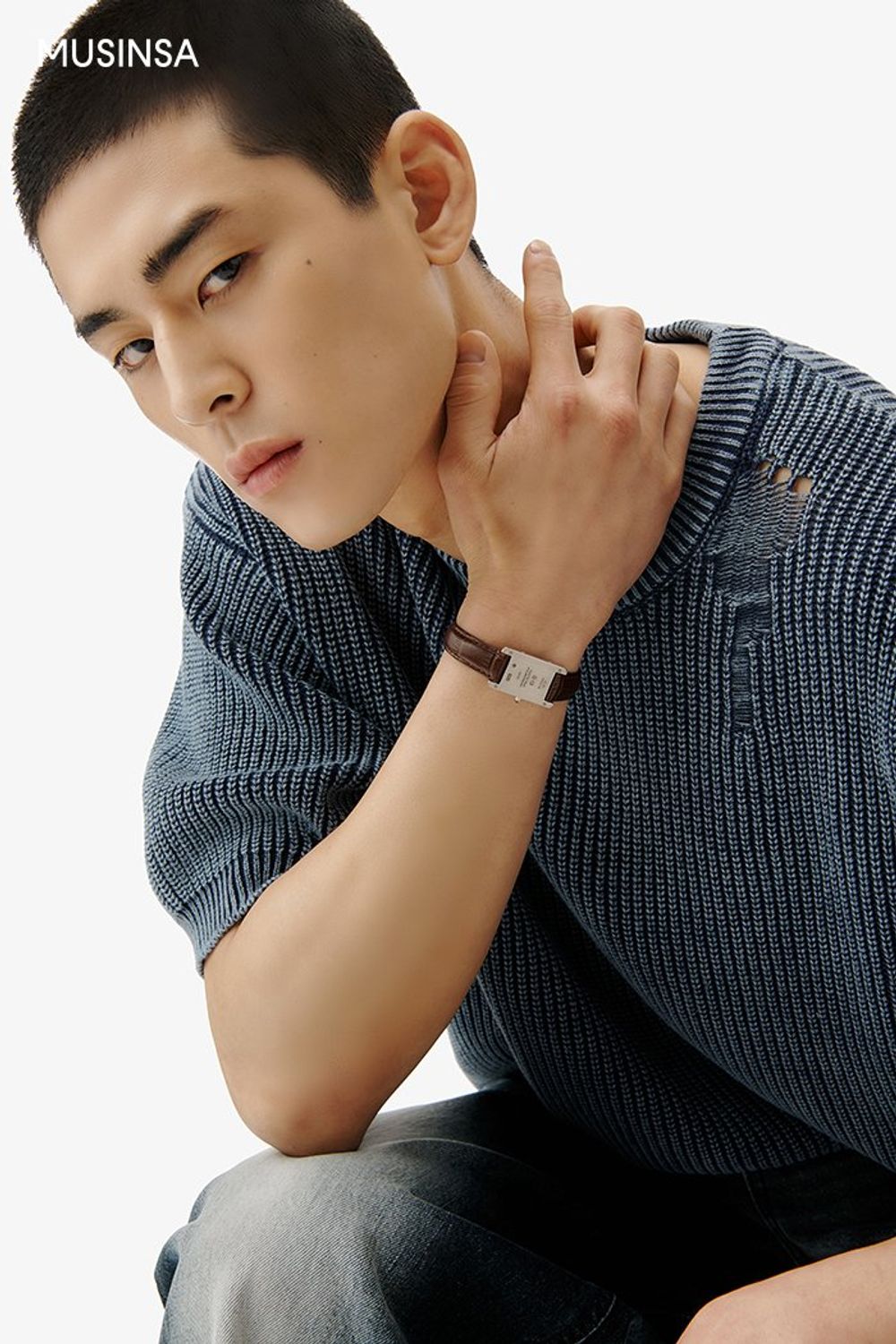 반소매 니트에 워싱 디테일이 돋보이는 와이드 핏 데님 팬츠를 매치해 마무리한 캐주얼 룩 #루즈핏 #와이드핏 #워싱 #대미지 #여름 #캐주얼 #에디터_천만욱