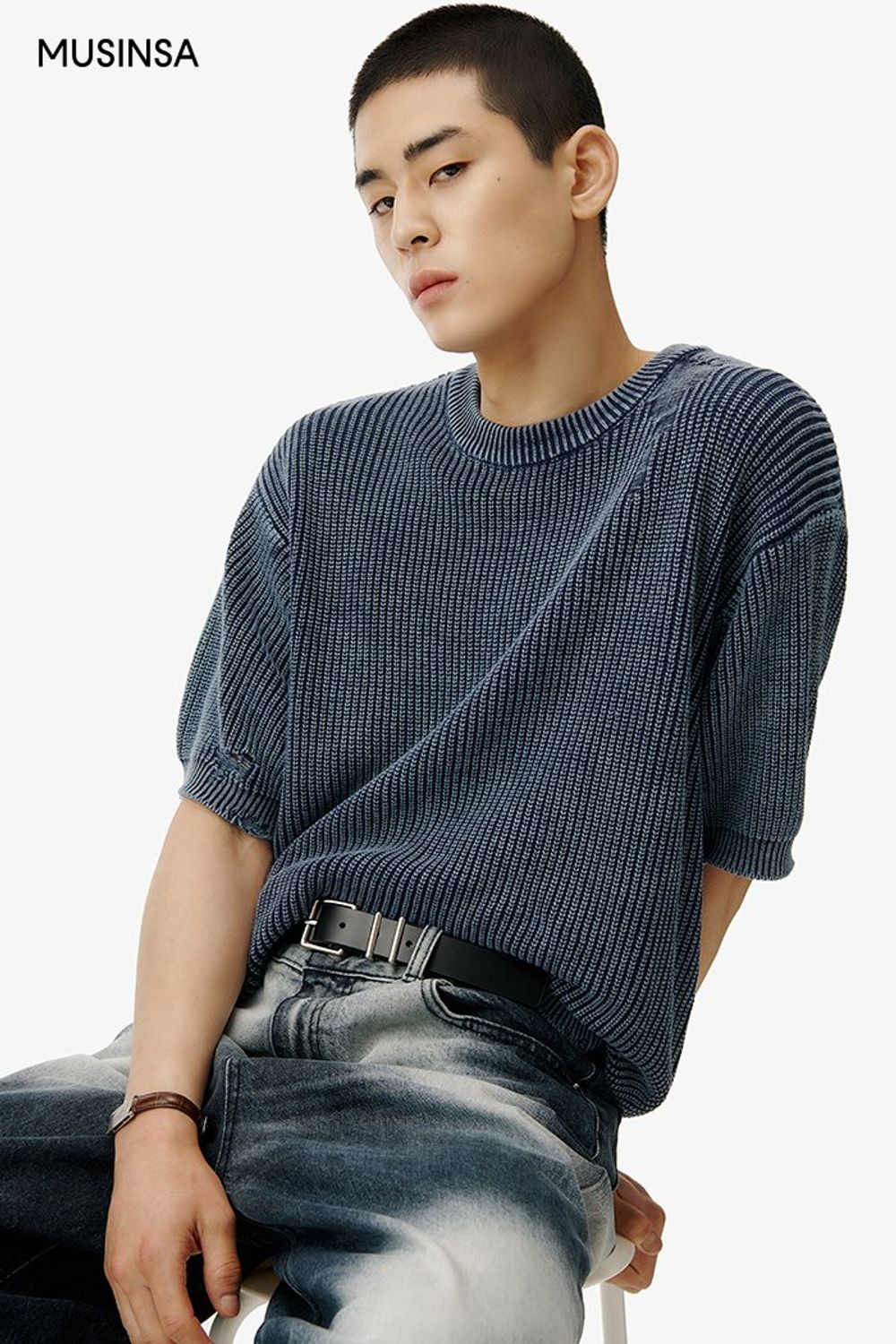 반소매 니트에 워싱 디테일이 돋보이는 와이드 핏 데님 팬츠를 매치해 마무리한 캐주얼 룩 #루즈핏 #와이드핏 #워싱 #대미지 #여름 #캐주얼 #에디터_천만욱