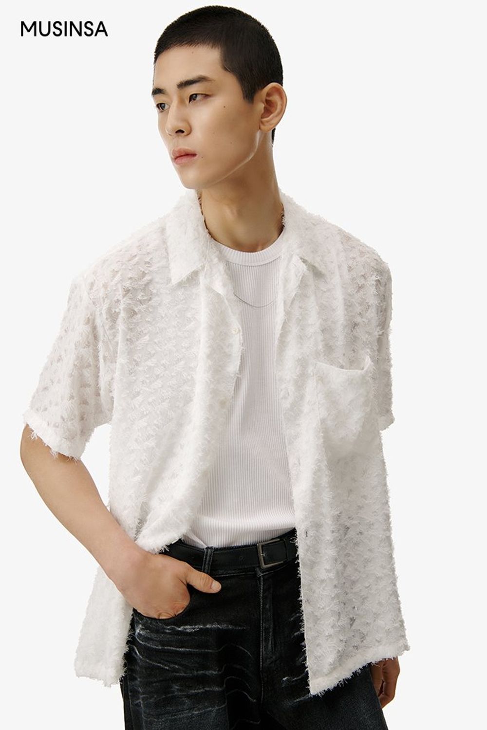프린지 디테일이 돋보이는 반소매 셔츠와 민소매 티셔츠를 레이어드하고 페이즐리 패턴 포인트를 더한 데님 팬츠로 마무리한 캐주얼 룩 #오버핏 #페이즐리 #와이드핏 #패치워크 #워싱 #프린지 #여름 #캐주얼 #에디터_천만욱