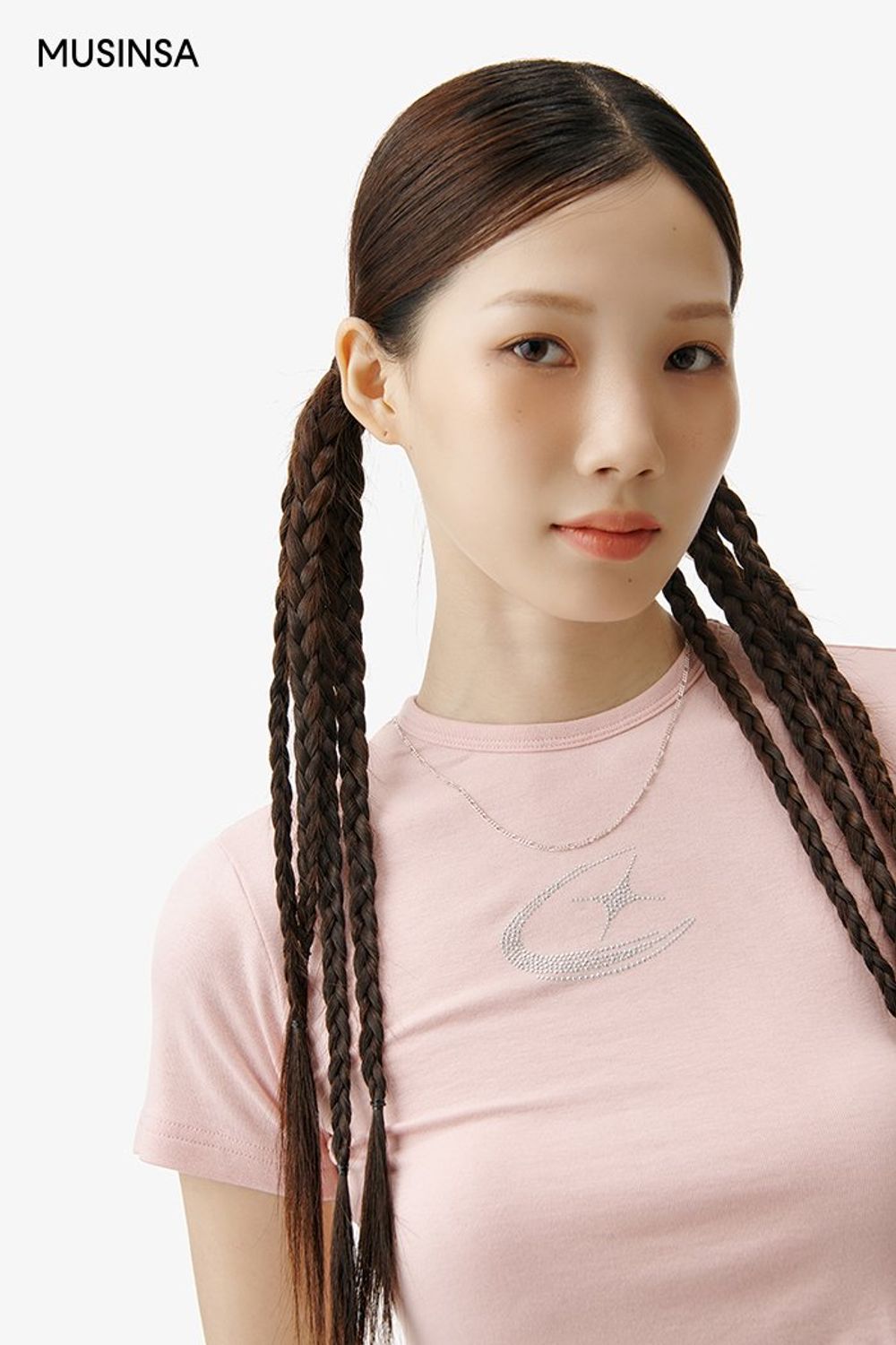 크롭 티셔츠에 조거 팬츠를 매치하고 백팩을 더해 완성한 스트릿 룩 #그래픽 #와이드핏 #여름 #스트릿 #크롭티셔츠 #에디터_이소영 #스트릿우먼