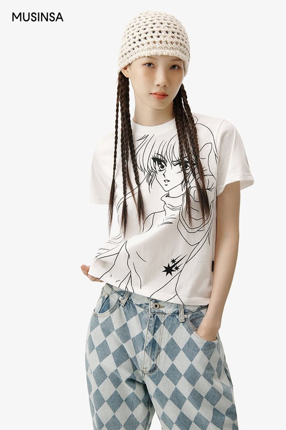 그래픽 티셔츠에 데님 팬츠를 매치한 스트릿 룩 #유니크 #그래픽 #컬러포인트 #체크 #컬러블록 #키높이 #여름 #스트릿 #여름모자 #에디터_이소영