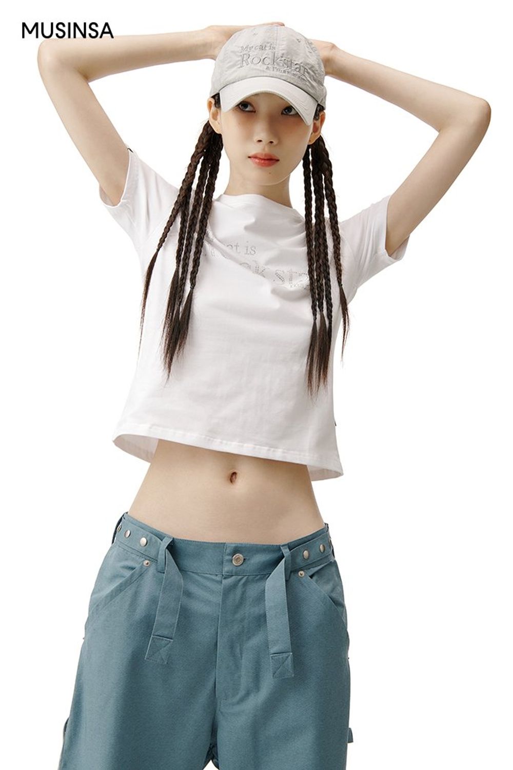 크롭 티셔츠에 오버 핏 팬츠를 매치하고 짐 색을 더해 완성한 스트릿 룩 #레터링 #컬러포인트 #와이드핏 #메탈릭 #여름 #스트릿 #크롭티셔츠 #에디터_이소영 #스트릿우먼