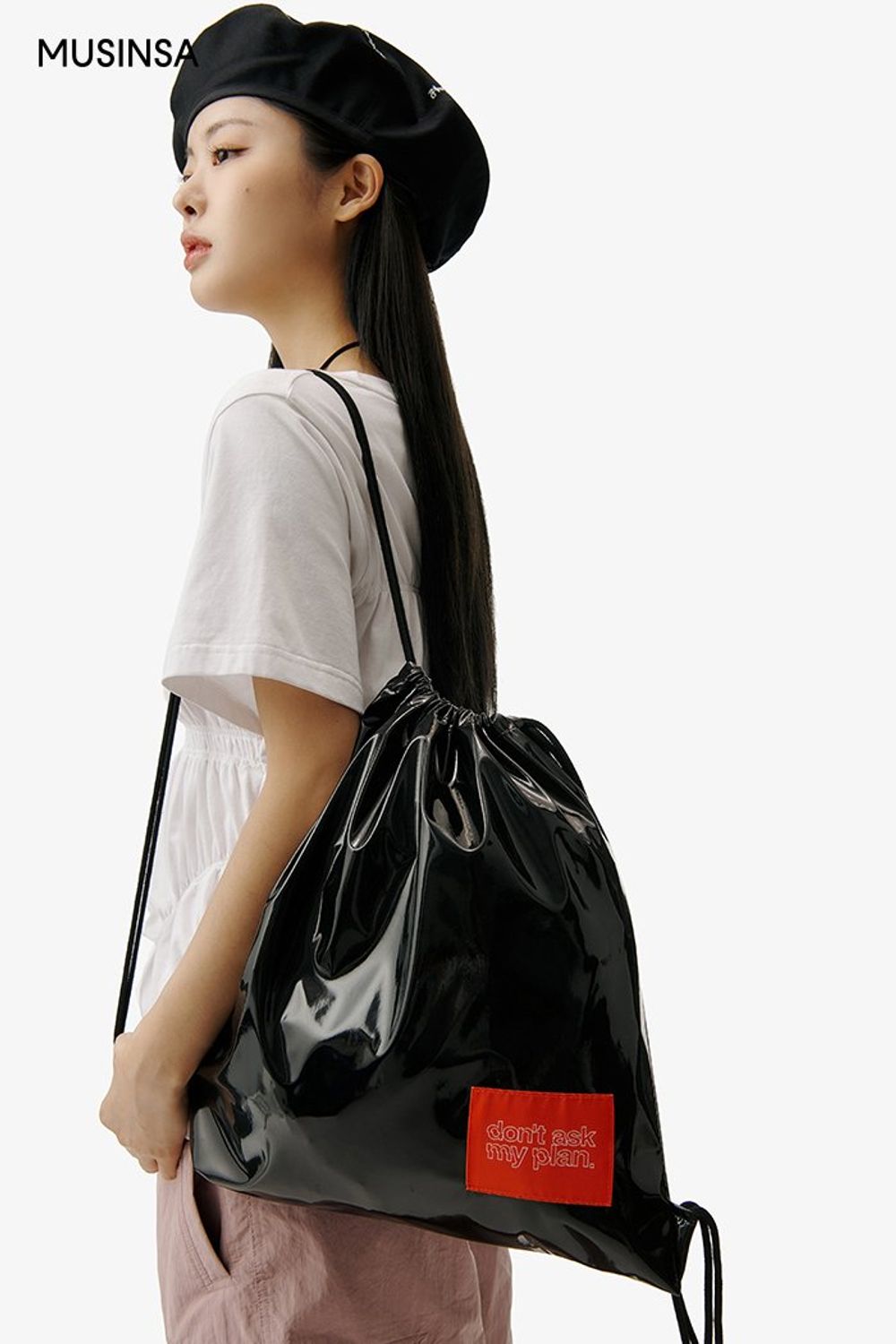 셔링 디테일이 돋보이는 티셔츠에 카고 팬츠와 베레를 조합한 캐주얼 룩 #파스텔 #와이드핏 #카고 #셔링 #글로시 #여름 #캐주얼 #에디터_최고은