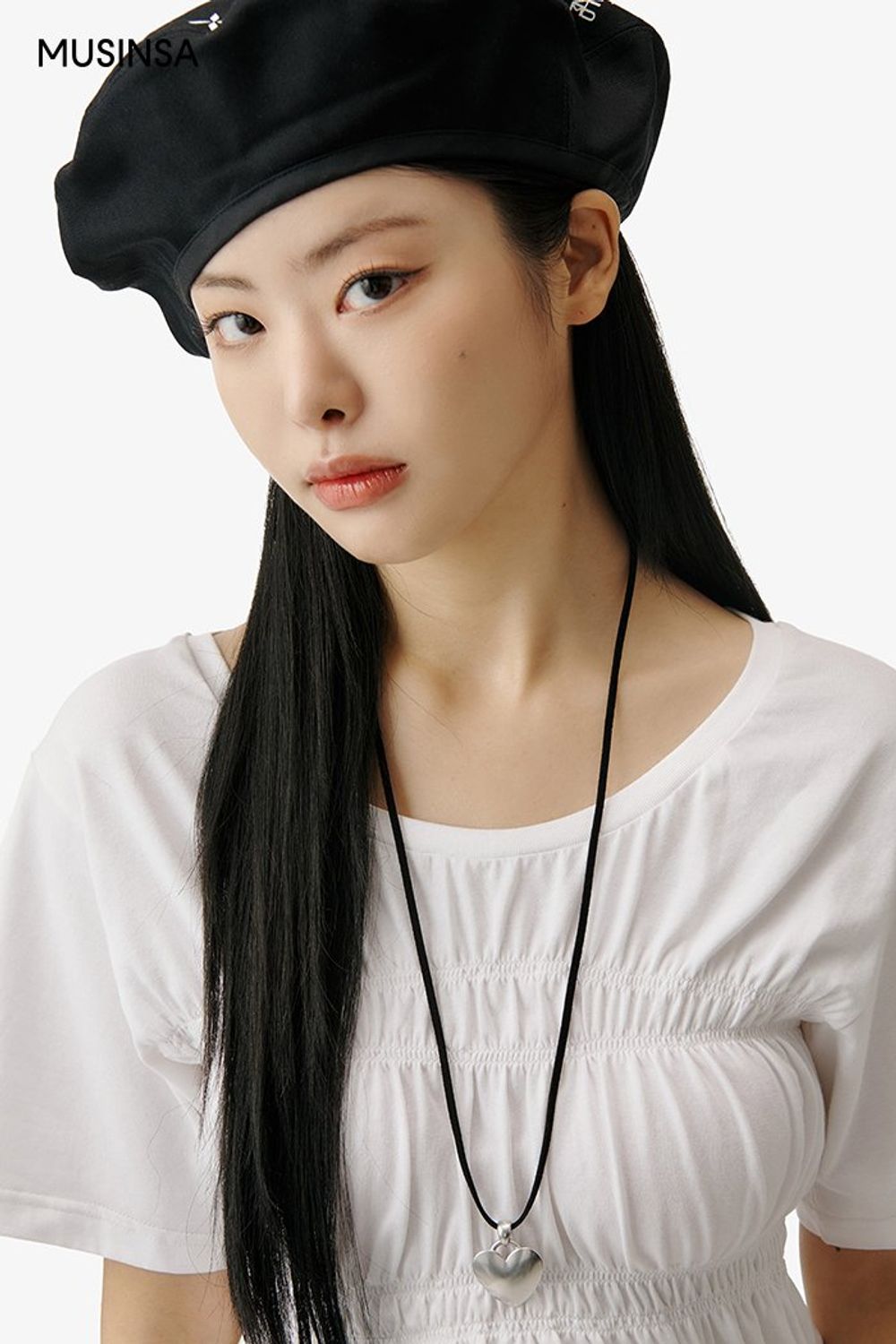 셔링 디테일이 돋보이는 티셔츠에 카고 팬츠와 베레를 조합한 캐주얼 룩 #파스텔 #와이드핏 #카고 #셔링 #글로시 #여름 #캐주얼 #에디터_최고은
