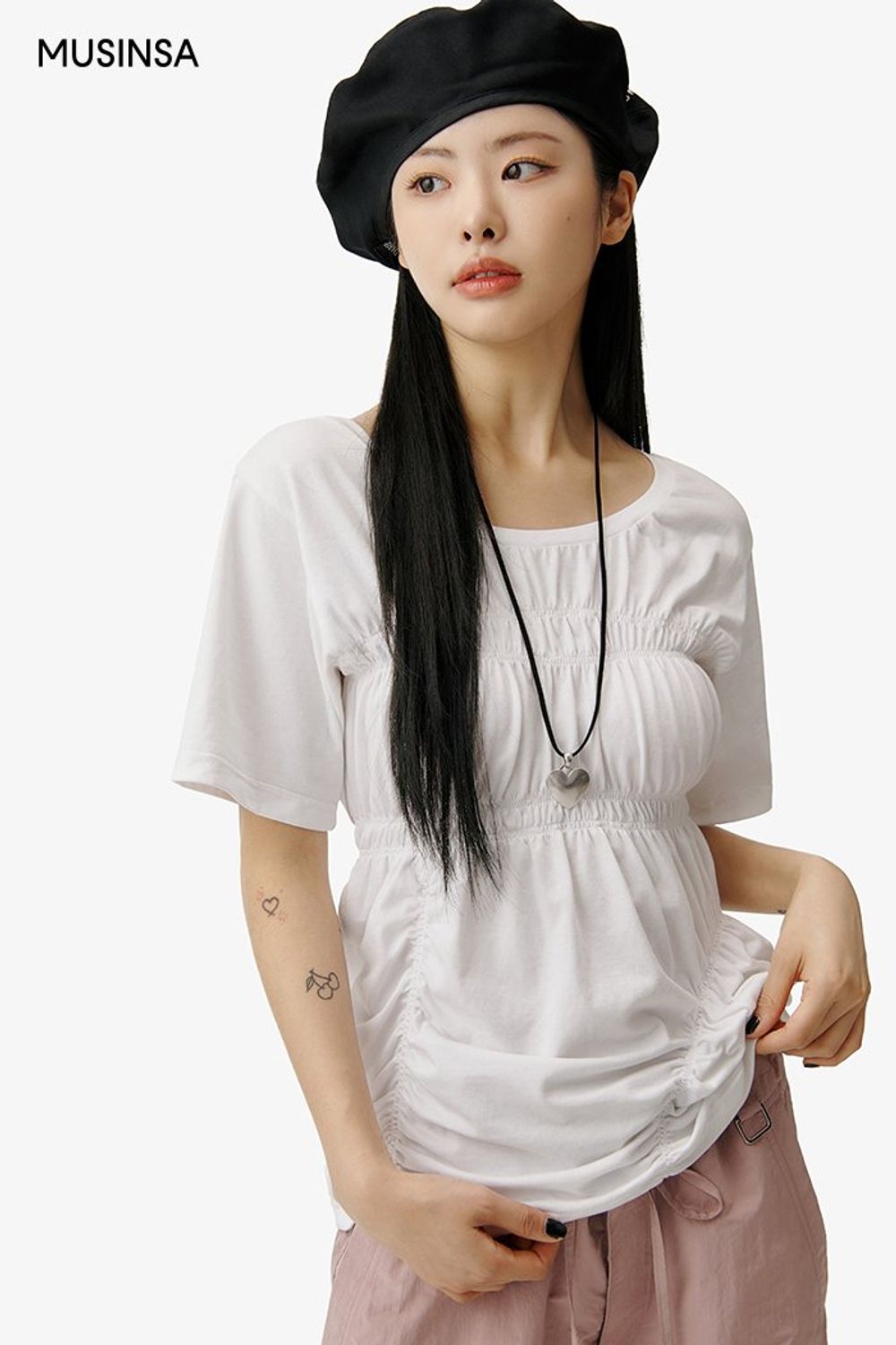 셔링 디테일이 돋보이는 티셔츠에 카고 팬츠와 베레를 조합한 캐주얼 룩 #파스텔 #와이드핏 #카고 #셔링 #글로시 #여름 #캐주얼 #에디터_최고은
