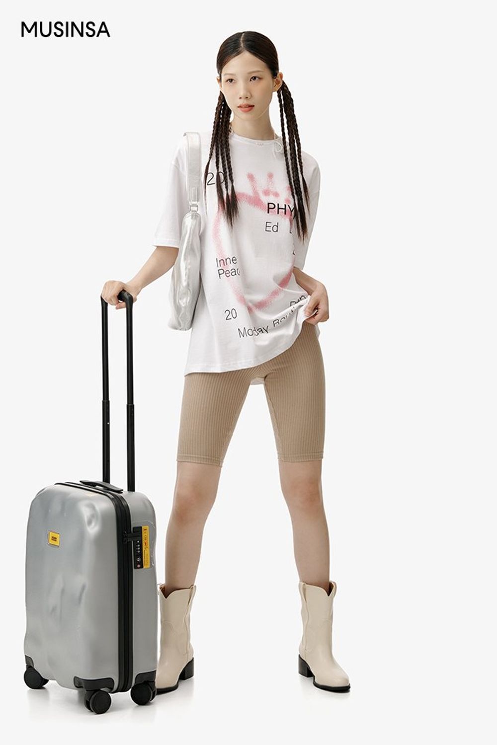 반소매 티셔츠에 바이커 레깅스를 매치하고 캐리어를 들어 마무리한 캐주얼 룩 #편안한 #그래픽 #메탈릭 #꾸안꾸 #여행 #여름 #캐주얼 #여행가방 #공항패션 #바캉스 #바이커팬츠 #에디터_이소영