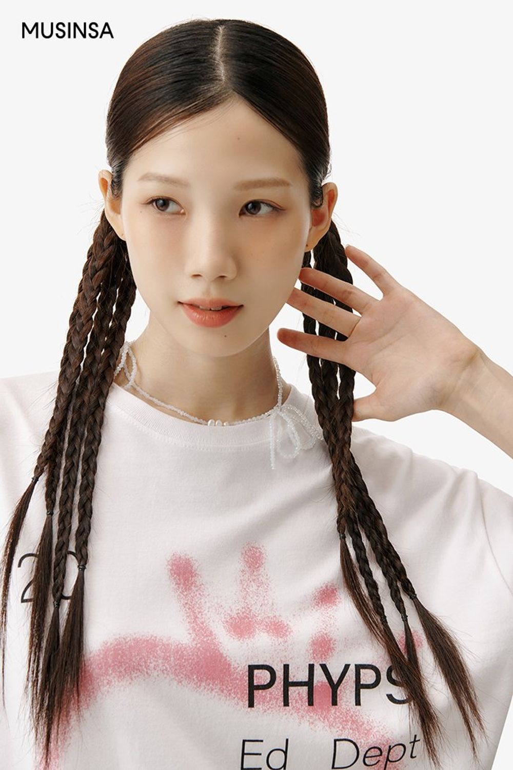 반소매 티셔츠에 바이커 레깅스를 매치하고 캐리어를 들어 마무리한 캐주얼 룩 #편안한 #그래픽 #메탈릭 #꾸안꾸 #여행 #여름 #캐주얼 #여행가방 #공항패션 #바캉스 #바이커팬츠 #에디터_이소영
