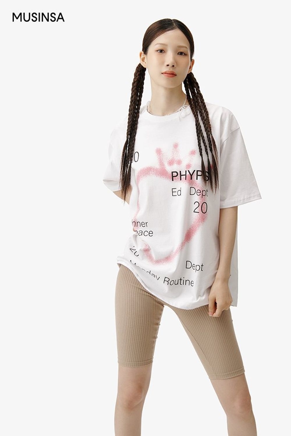 반소매 티셔츠에 바이커 레깅스를 매치하고 캐리어를 들어 마무리한 캐주얼 룩 #편안한 #그래픽 #메탈릭 #꾸안꾸 #여행 #여름 #캐주얼 #여행가방 #공항패션 #바캉스 #바이커팬츠 #에디터_이소영