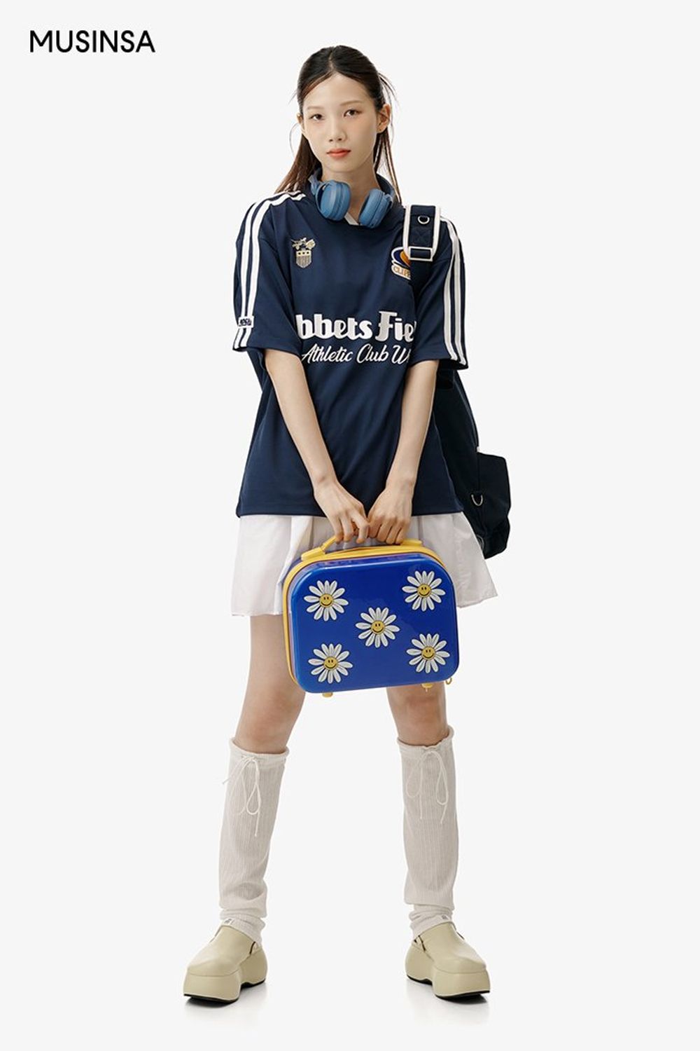 브이넥 티셔츠에 플레어 원피스를 레이어드하고 레디 백으로 마무리한 걸리시 룩 #레터링 #로고플레이 #레이어드룩 #여행 #키높이 #여름 #걸리시 #레그워머 #여행가방 #공항패션 #바캉스 #플레어 #에디터_이소영