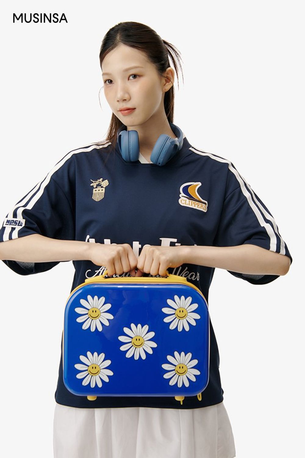 브이넥 티셔츠에 플레어 원피스를 레이어드하고 레디 백으로 마무리한 걸리시 룩 #레터링 #로고플레이 #레이어드룩 #여행 #키높이 #여름 #걸리시 #레그워머 #여행가방 #공항패션 #바캉스 #플레어 #에디터_이소영